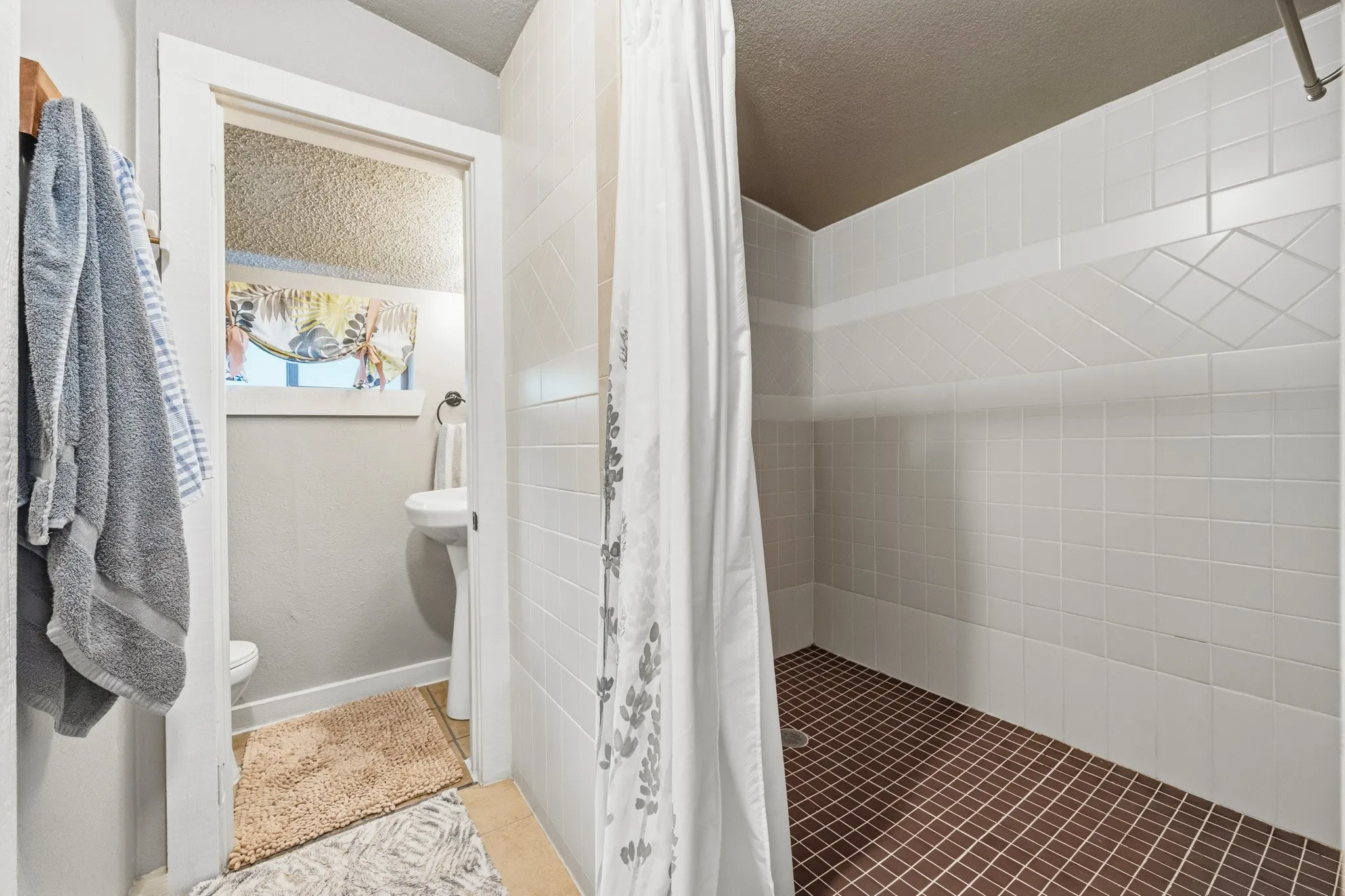 Single Family Residence For Sale in Hill County , 172 Giant Cedar Trail, Whitney, Texas 76692, 5 Bedrooms, 3 Bathrooms, Garage spaces, 2,351 Sqft, built in 1984, Price $319,000, mls#21261391, Real Estate Agent in Whitney, Homes For Sale in Hill county, Homes For Sale in Whitney, Realtor in Whitney Texas, Real Estate Brokerage Independent Realty Texas, Luminita Cordes Realtor