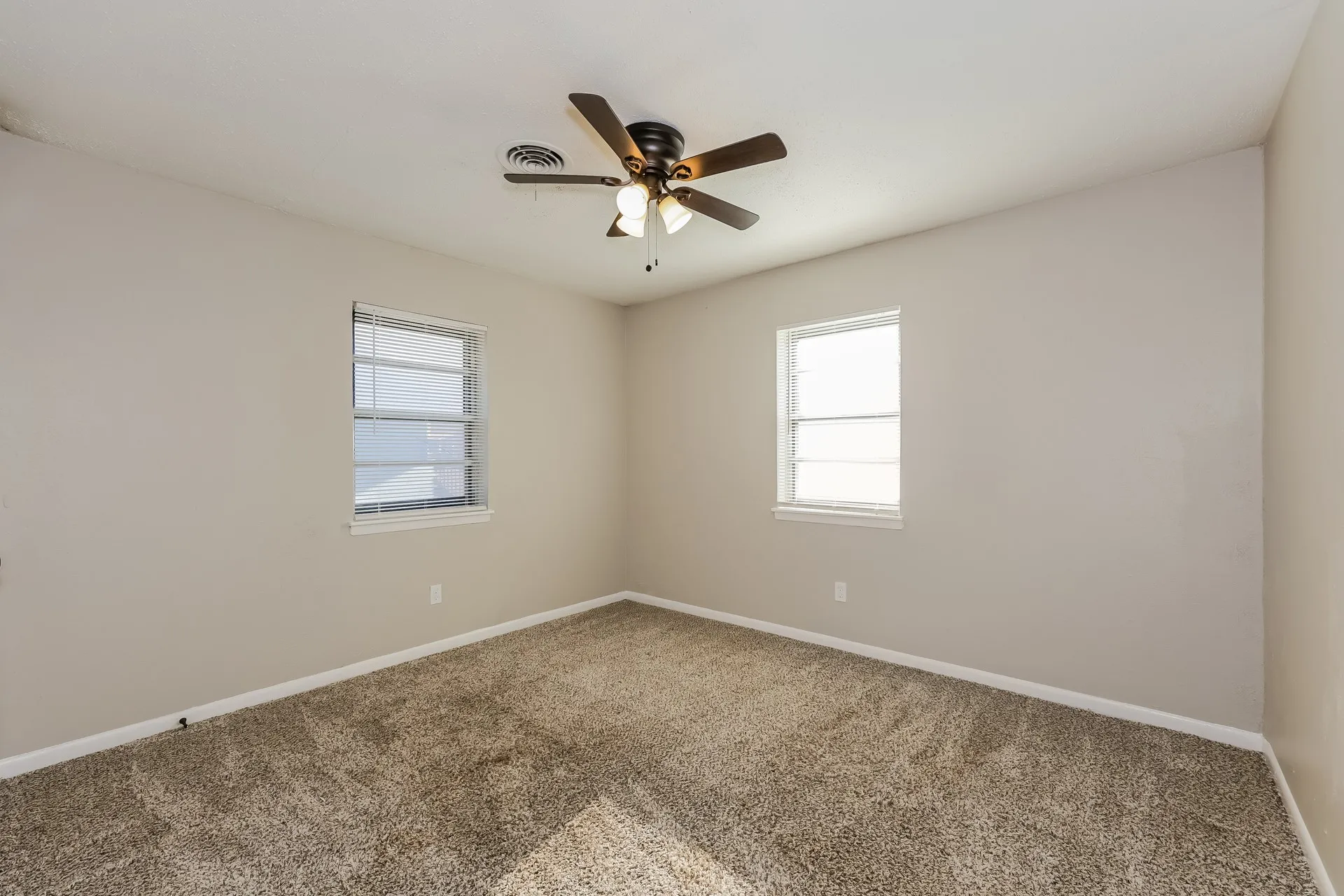 Single Family Residence For Sale in Tarrant County , 5604 Odessa Avenue, Fort Worth, Texas 76133, 3 Bedroom, 2 Bathroom, 2 Garage spaces, 1,541 Sqft, built in 1959, mls#21261369, Real Estate Agent in Fort Worth, Homes For Sale in Tarrant county, Homes For Sale in Fort Worth, Realtor in Fort Worth Texas, Real Estate Brokerage Independent Realty Texas, Luminita Cordes Realtor