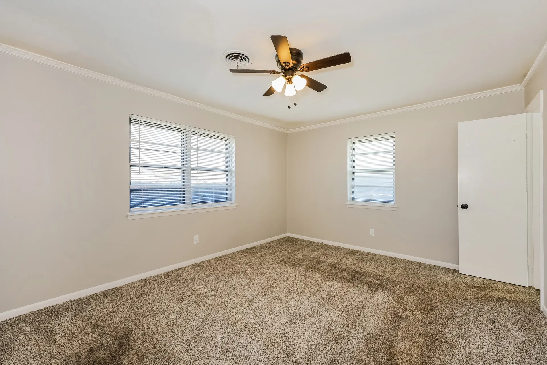 Single Family Residence For Sale in Tarrant County , 5604 Odessa Avenue, Fort Worth, Texas 76133, 3 Bedroom, 2 Bathroom, 2 Garage spaces, 1,541 Sqft, built in 1959, mls#21261369, Real Estate Agent in Fort Worth, Homes For Sale in Tarrant county, Homes For Sale in Fort Worth, Realtor in Fort Worth Texas, Real Estate Brokerage Independent Realty Texas, Luminita Cordes Realtor