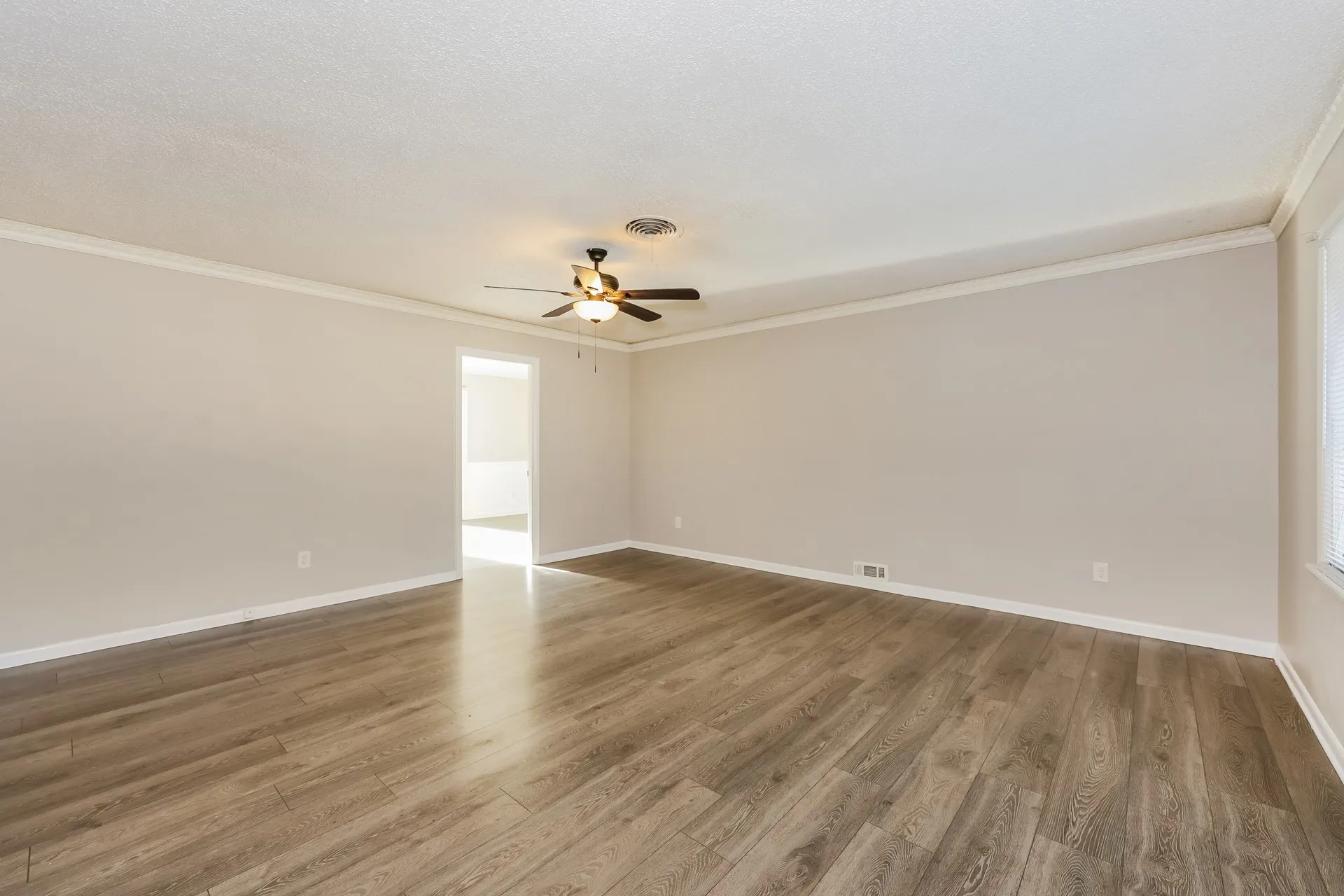 Single Family Residence For Sale in Tarrant County , 5604 Odessa Avenue, Fort Worth, Texas 76133, 3 Bedroom, 2 Bathroom, 2 Garage spaces, 1,541 Sqft, built in 1959, mls#21261369, Real Estate Agent in Fort Worth, Homes For Sale in Tarrant county, Homes For Sale in Fort Worth, Realtor in Fort Worth Texas, Real Estate Brokerage Independent Realty Texas, Luminita Cordes Realtor