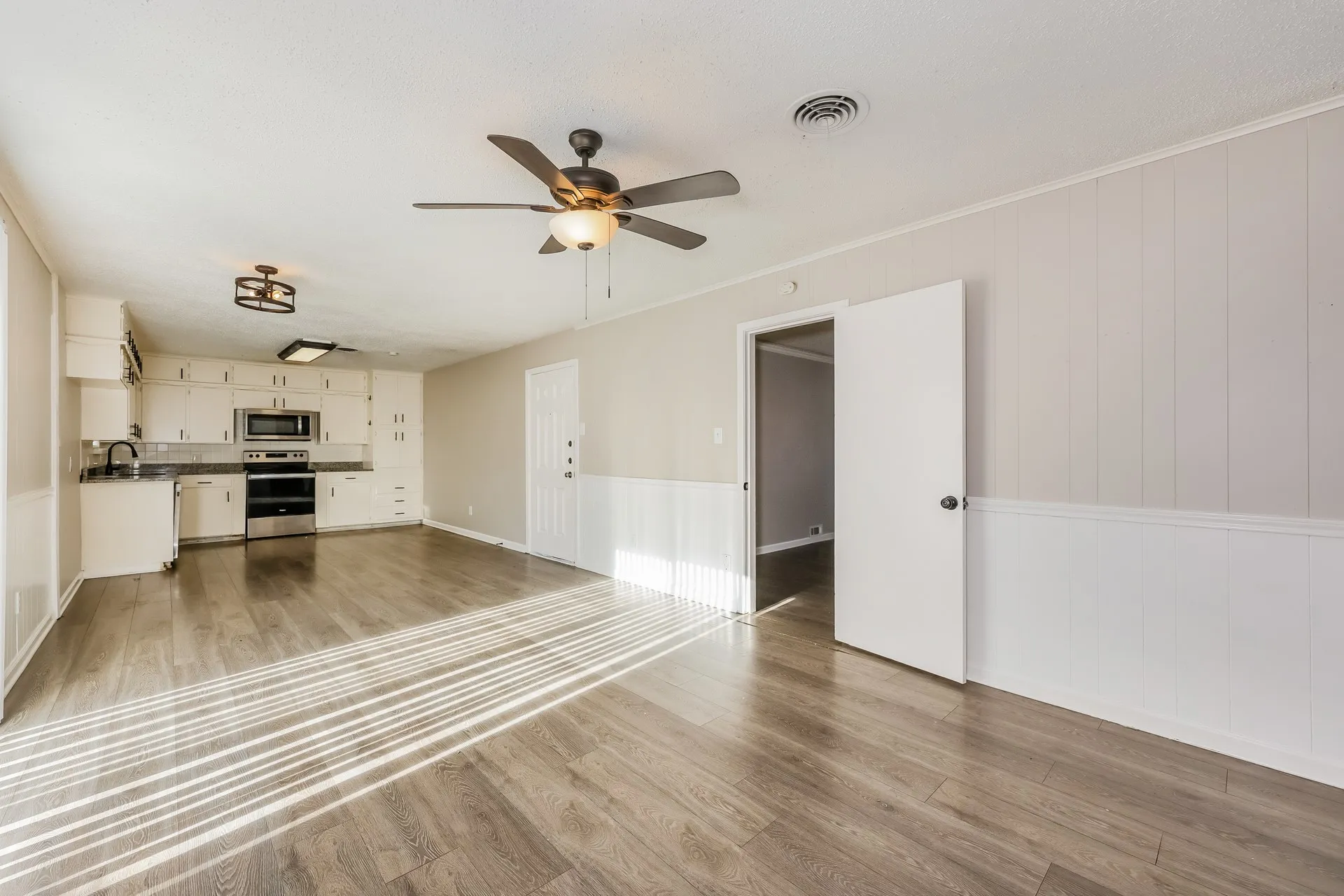 Single Family Residence For Sale in Tarrant County , 5604 Odessa Avenue, Fort Worth, Texas 76133, 3 Bedroom, 2 Bathroom, 2 Garage spaces, 1,541 Sqft, built in 1959, mls#21261369, Real Estate Agent in Fort Worth, Homes For Sale in Tarrant county, Homes For Sale in Fort Worth, Realtor in Fort Worth Texas, Real Estate Brokerage Independent Realty Texas, Luminita Cordes Realtor
