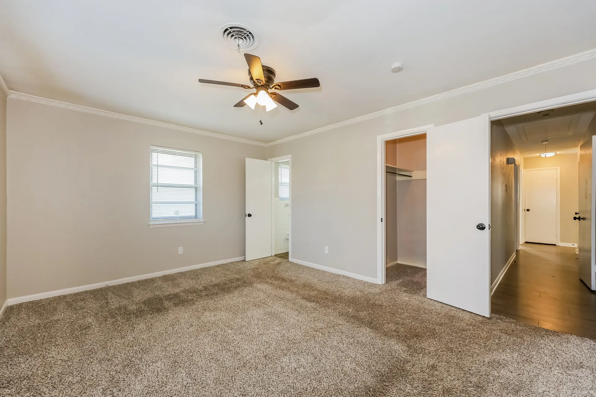 Single Family Residence For Sale in Tarrant County , 5604 Odessa Avenue, Fort Worth, Texas 76133, 3 Bedroom, 2 Bathroom, 2 Garage spaces, 1,541 Sqft, built in 1959, mls#21261369, Real Estate Agent in Fort Worth, Homes For Sale in Tarrant county, Homes For Sale in Fort Worth, Realtor in Fort Worth Texas, Real Estate Brokerage Independent Realty Texas, Luminita Cordes Realtor