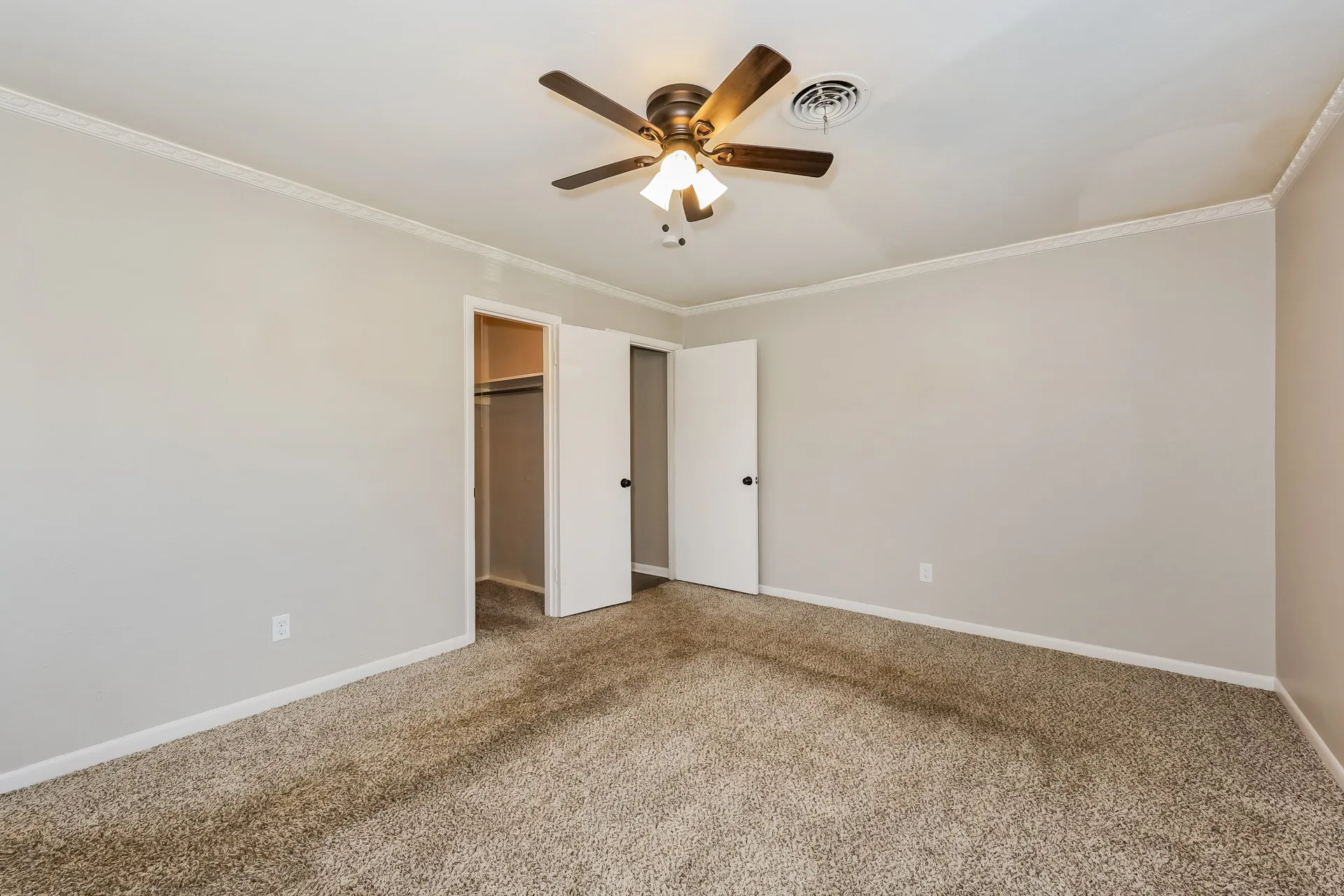 Single Family Residence For Sale in Tarrant County , 5604 Odessa Avenue, Fort Worth, Texas 76133, 3 Bedroom, 2 Bathroom, 2 Garage spaces, 1,541 Sqft, built in 1959, mls#21261369, Real Estate Agent in Fort Worth, Homes For Sale in Tarrant county, Homes For Sale in Fort Worth, Realtor in Fort Worth Texas, Real Estate Brokerage Independent Realty Texas, Luminita Cordes Realtor