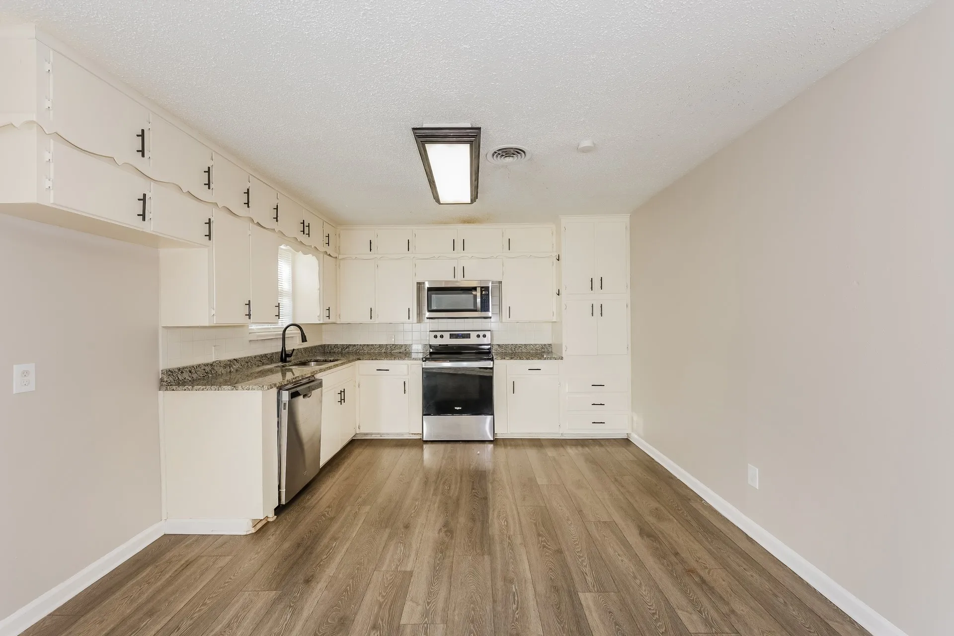 Single Family Residence For Sale in Tarrant County , 5604 Odessa Avenue, Fort Worth, Texas 76133, 3 Bedroom, 2 Bathroom, 2 Garage spaces, 1,541 Sqft, built in 1959, mls#21261369, Real Estate Agent in Fort Worth, Homes For Sale in Tarrant county, Homes For Sale in Fort Worth, Realtor in Fort Worth Texas, Real Estate Brokerage Independent Realty Texas, Luminita Cordes Realtor
