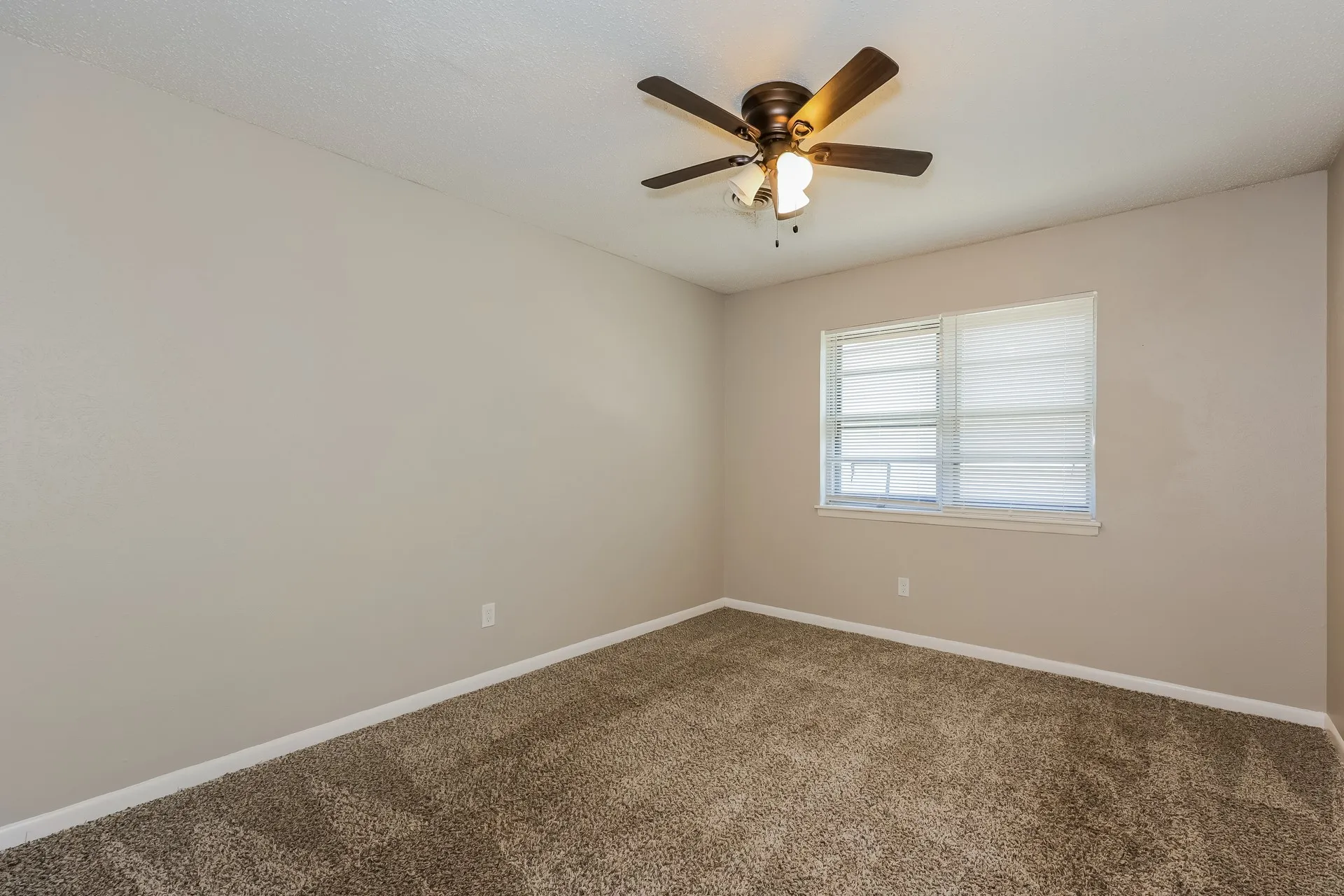 Single Family Residence For Sale in Tarrant County , 5604 Odessa Avenue, Fort Worth, Texas 76133, 3 Bedroom, 2 Bathroom, 2 Garage spaces, 1,541 Sqft, built in 1959, mls#21261369, Real Estate Agent in Fort Worth, Homes For Sale in Tarrant county, Homes For Sale in Fort Worth, Realtor in Fort Worth Texas, Real Estate Brokerage Independent Realty Texas, Luminita Cordes Realtor