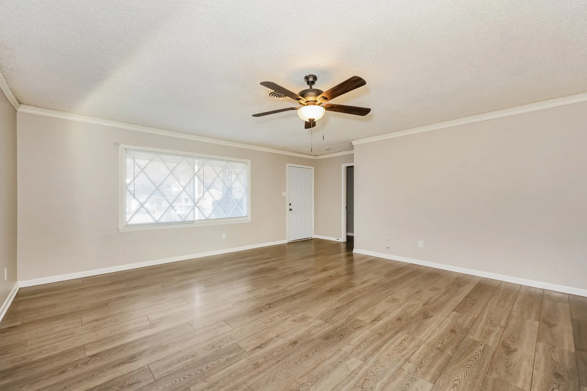 Single Family Residence For Sale in Tarrant County , 5604 Odessa Avenue, Fort Worth, Texas 76133, 3 Bedroom, 2 Bathroom, 2 Garage spaces, 1,541 Sqft, built in 1959, mls#21261369, Real Estate Agent in Fort Worth, Homes For Sale in Tarrant county, Homes For Sale in Fort Worth, Realtor in Fort Worth Texas, Real Estate Brokerage Independent Realty Texas, Luminita Cordes Realtor