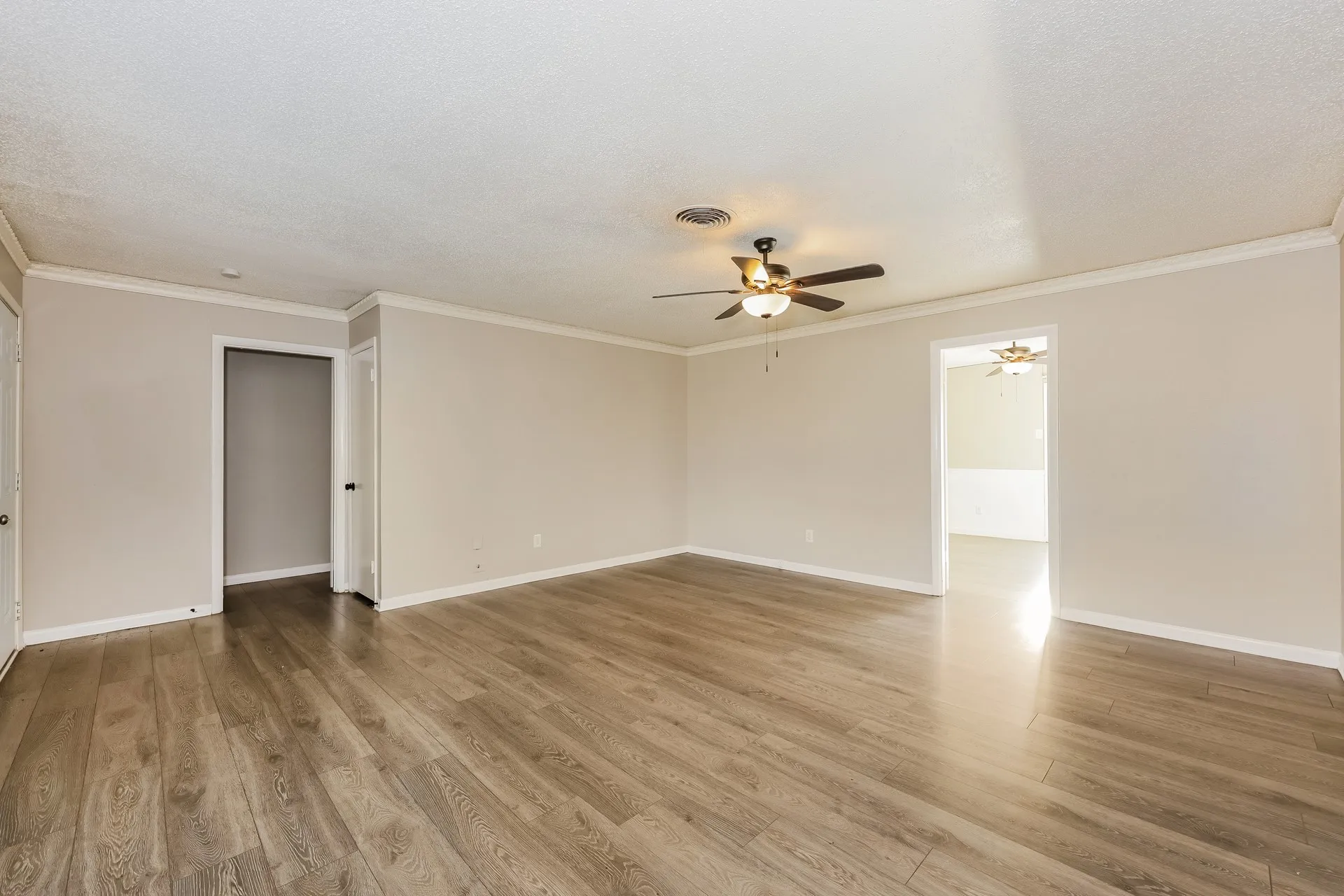 Single Family Residence For Sale in Tarrant County , 5604 Odessa Avenue, Fort Worth, Texas 76133, 3 Bedroom, 2 Bathroom, 2 Garage spaces, 1,541 Sqft, built in 1959, mls#21261369, Real Estate Agent in Fort Worth, Homes For Sale in Tarrant county, Homes For Sale in Fort Worth, Realtor in Fort Worth Texas, Real Estate Brokerage Independent Realty Texas, Luminita Cordes Realtor