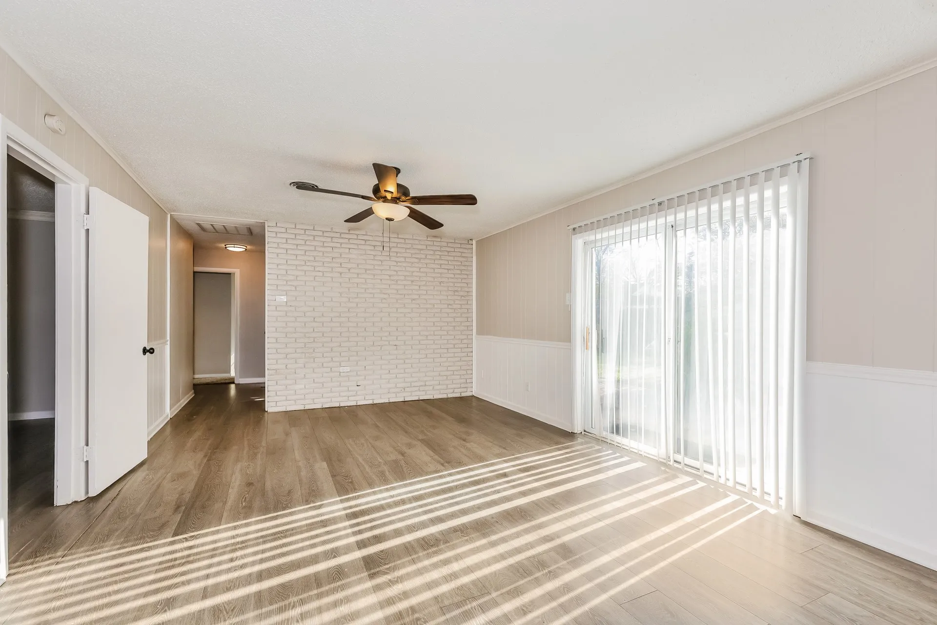 Single Family Residence For Sale in Tarrant County , 5604 Odessa Avenue, Fort Worth, Texas 76133, 3 Bedroom, 2 Bathroom, 2 Garage spaces, 1,541 Sqft, built in 1959, mls#21261369, Real Estate Agent in Fort Worth, Homes For Sale in Tarrant county, Homes For Sale in Fort Worth, Realtor in Fort Worth Texas, Real Estate Brokerage Independent Realty Texas, Luminita Cordes Realtor