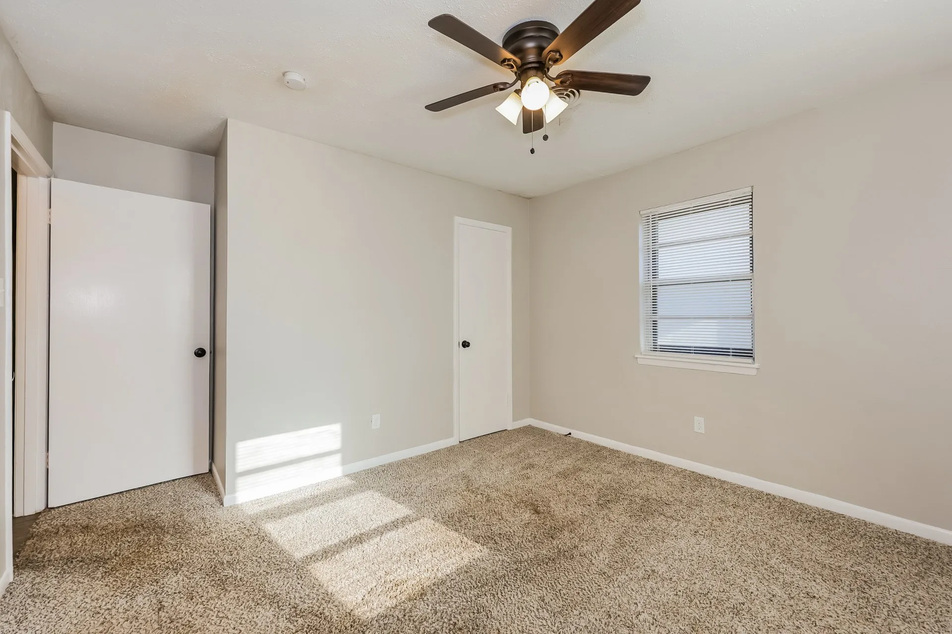 Single Family Residence For Sale in Tarrant County , 5604 Odessa Avenue, Fort Worth, Texas 76133, 3 Bedroom, 2 Bathroom, 2 Garage spaces, 1,541 Sqft, built in 1959, mls#21261369, Real Estate Agent in Fort Worth, Homes For Sale in Tarrant county, Homes For Sale in Fort Worth, Realtor in Fort Worth Texas, Real Estate Brokerage Independent Realty Texas, Luminita Cordes Realtor