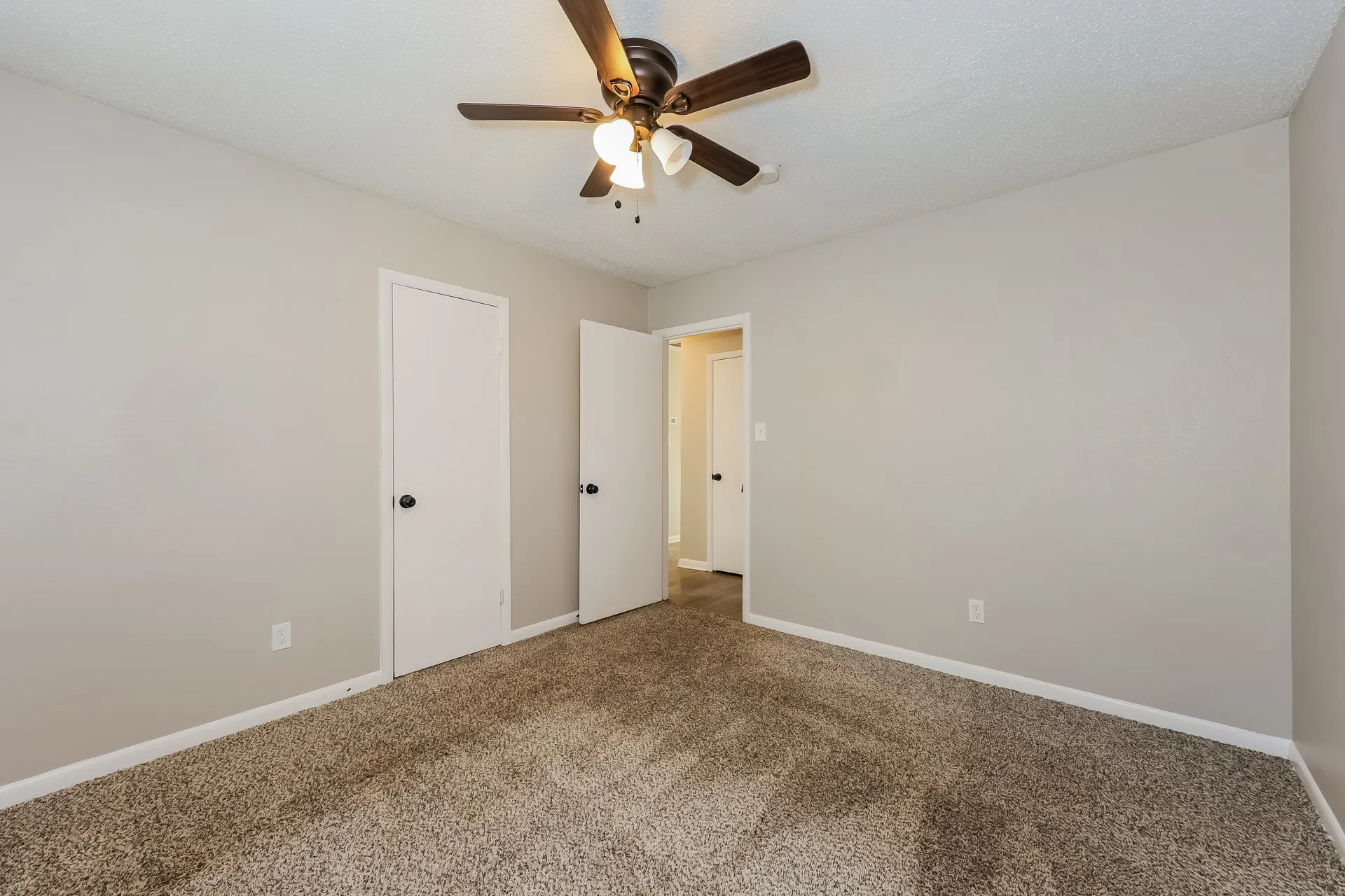 Single Family Residence For Sale in Tarrant County , 5604 Odessa Avenue, Fort Worth, Texas 76133, 3 Bedroom, 2 Bathroom, 2 Garage spaces, 1,541 Sqft, built in 1959, mls#21261369, Real Estate Agent in Fort Worth, Homes For Sale in Tarrant county, Homes For Sale in Fort Worth, Realtor in Fort Worth Texas, Real Estate Brokerage Independent Realty Texas, Luminita Cordes Realtor