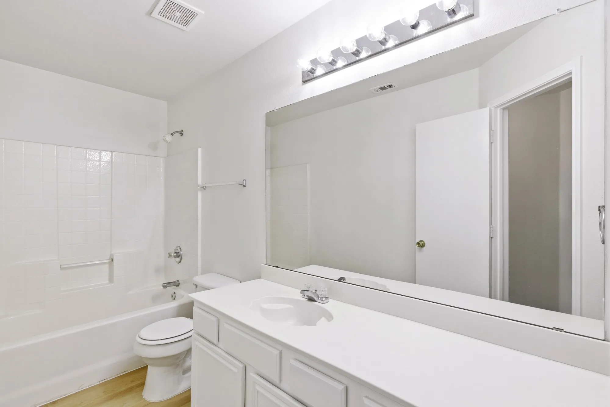 Single Family Residence For Sale in Kaufman County , 311 S Chestnut Street, Forney, Texas 75126, 3 Bedroom, 2 Bathroom, 2 Garage spaces, 1,392 Sqft, built in 2002, Preowned, mls#21260881, Real Estate Agent in Forney, Homes For Sale in Kaufman county, Homes For Sale in Forney, Realtor in Forney Texas, Real Estate Brokerage Independent Realty Texas, Luminita Cordes Realtor