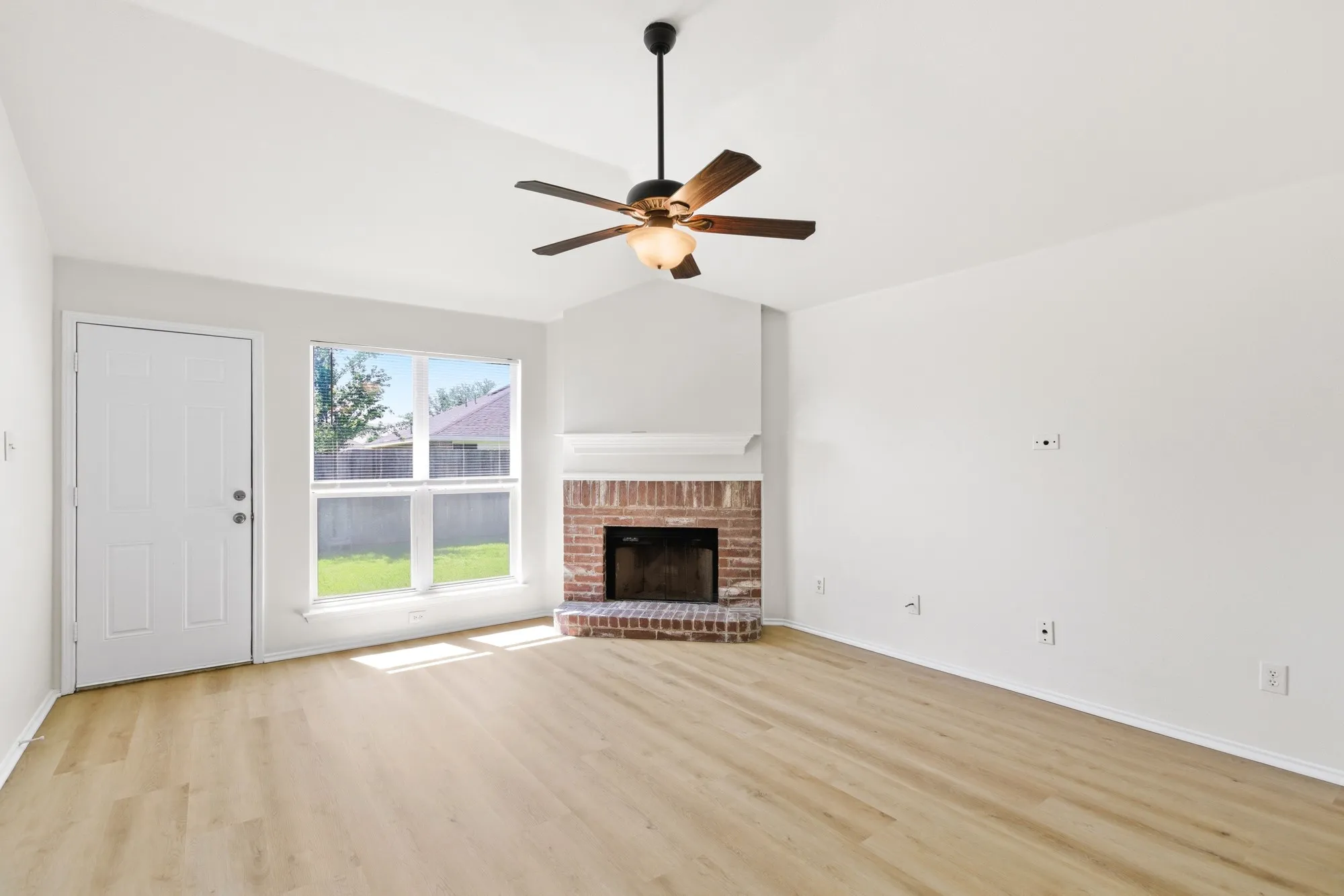 Single Family Residence For Sale in Kaufman County , 311 S Chestnut Street, Forney, Texas 75126, 3 Bedroom, 2 Bathroom, 2 Garage spaces, 1,392 Sqft, built in 2002, Preowned, mls#21260881, Real Estate Agent in Forney, Homes For Sale in Kaufman county, Homes For Sale in Forney, Realtor in Forney Texas, Real Estate Brokerage Independent Realty Texas, Luminita Cordes Realtor