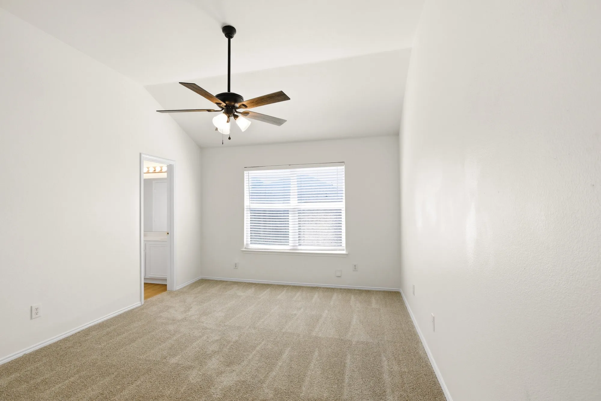 Single Family Residence For Sale in Kaufman County , 311 S Chestnut Street, Forney, Texas 75126, 3 Bedroom, 2 Bathroom, 2 Garage spaces, 1,392 Sqft, built in 2002, Preowned, mls#21260881, Real Estate Agent in Forney, Homes For Sale in Kaufman county, Homes For Sale in Forney, Realtor in Forney Texas, Real Estate Brokerage Independent Realty Texas, Luminita Cordes Realtor