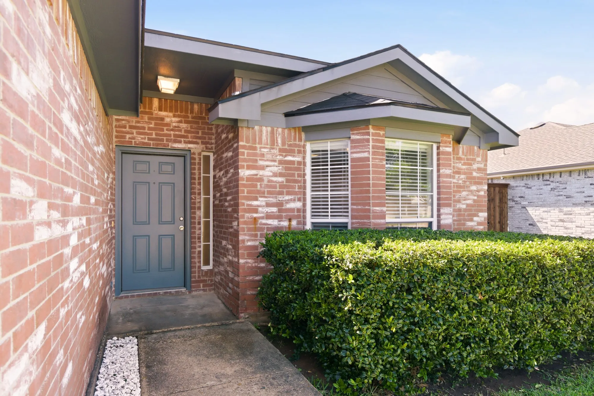 Single Family Residence For Sale in Kaufman County , 311 S Chestnut Street, Forney, Texas 75126, 3 Bedroom, 2 Bathroom, 2 Garage spaces, 1,392 Sqft, built in 2002, Preowned, mls#21260881, Real Estate Agent in Forney, Homes For Sale in Kaufman county, Homes For Sale in Forney, Realtor in Forney Texas, Real Estate Brokerage Independent Realty Texas, Luminita Cordes Realtor