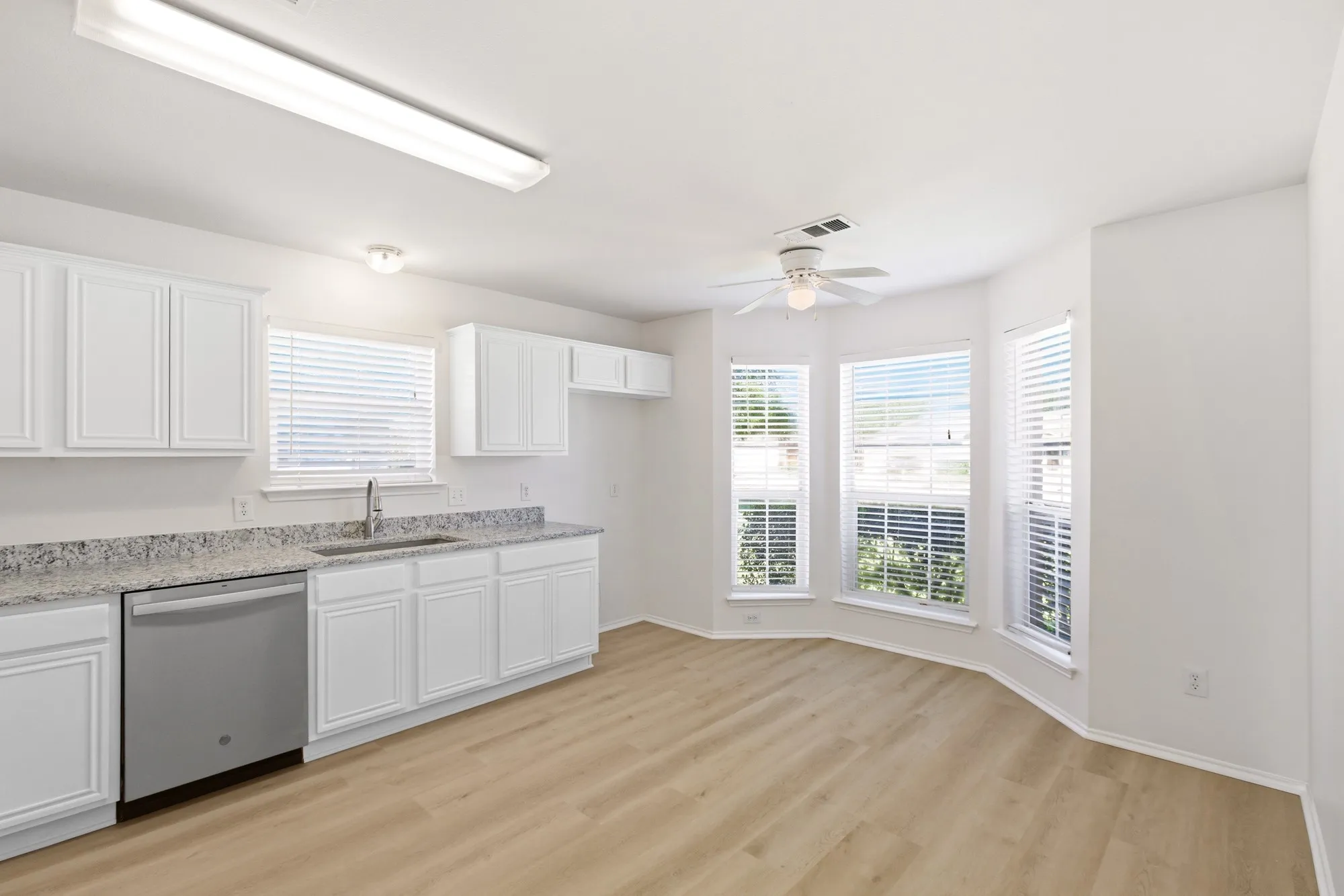Single Family Residence For Sale in Kaufman County , 311 S Chestnut Street, Forney, Texas 75126, 3 Bedroom, 2 Bathroom, 2 Garage spaces, 1,392 Sqft, built in 2002, Preowned, mls#21260881, Real Estate Agent in Forney, Homes For Sale in Kaufman county, Homes For Sale in Forney, Realtor in Forney Texas, Real Estate Brokerage Independent Realty Texas, Luminita Cordes Realtor