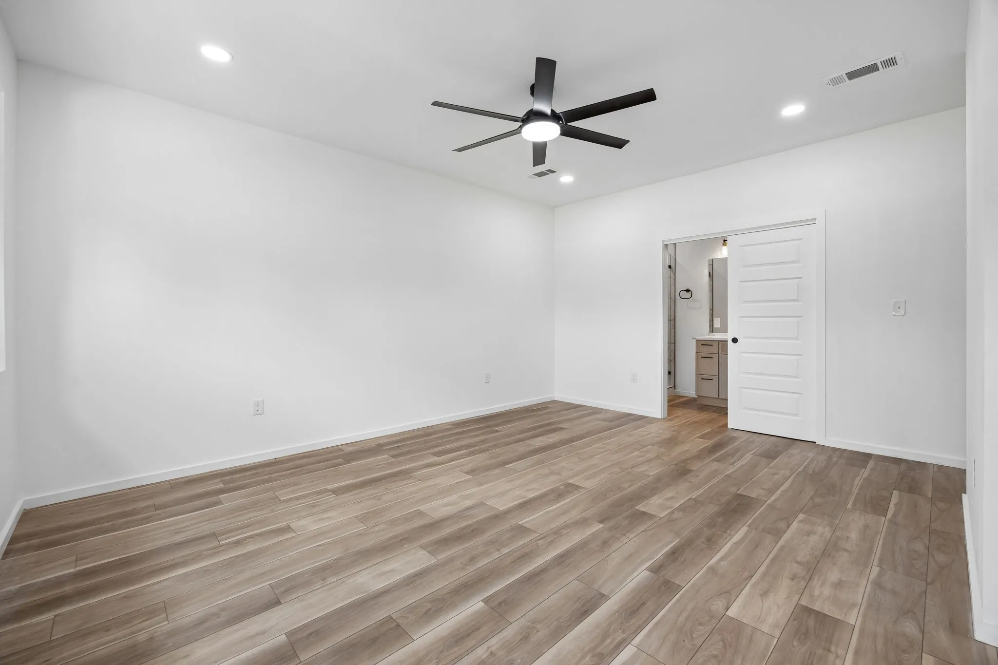 Single Family Residence For Sale in Dallas County , 1011 S Waverly Drive, Dallas, Texas 75208, 5 Bedroom, 4 Bathroom, Garage spaces, 3,506 Sqft, built in 2022, New Construction - Complete, mls#21256071, Real Estate Agent in Dallas, Homes For Sale in Dallas county, Homes For Sale in Dallas, Realtor in Dallas Texas, Real Estate Brokerage Independent Realty Texas, Luminita Cordes Realtor