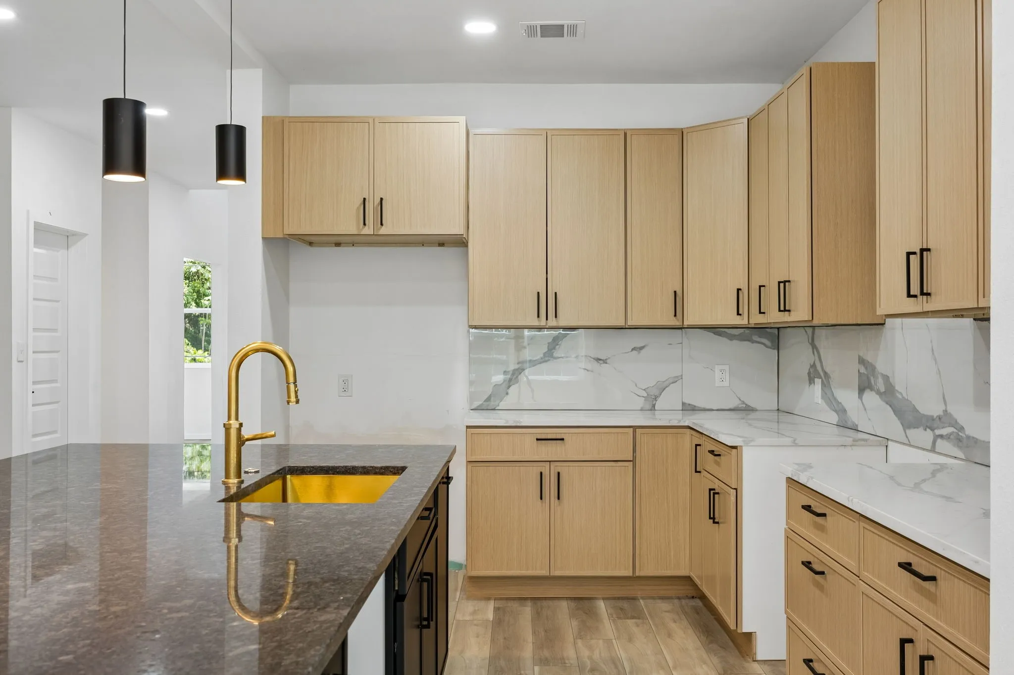 Single Family Residence For Sale in Dallas County , 1011 S Waverly Drive, Dallas, Texas 75208, 5 Bedroom, 4 Bathroom, Garage spaces, 3,506 Sqft, built in 2022, New Construction - Complete, mls#21256071, Real Estate Agent in Dallas, Homes For Sale in Dallas county, Homes For Sale in Dallas, Realtor in Dallas Texas, Real Estate Brokerage Independent Realty Texas, Luminita Cordes Realtor