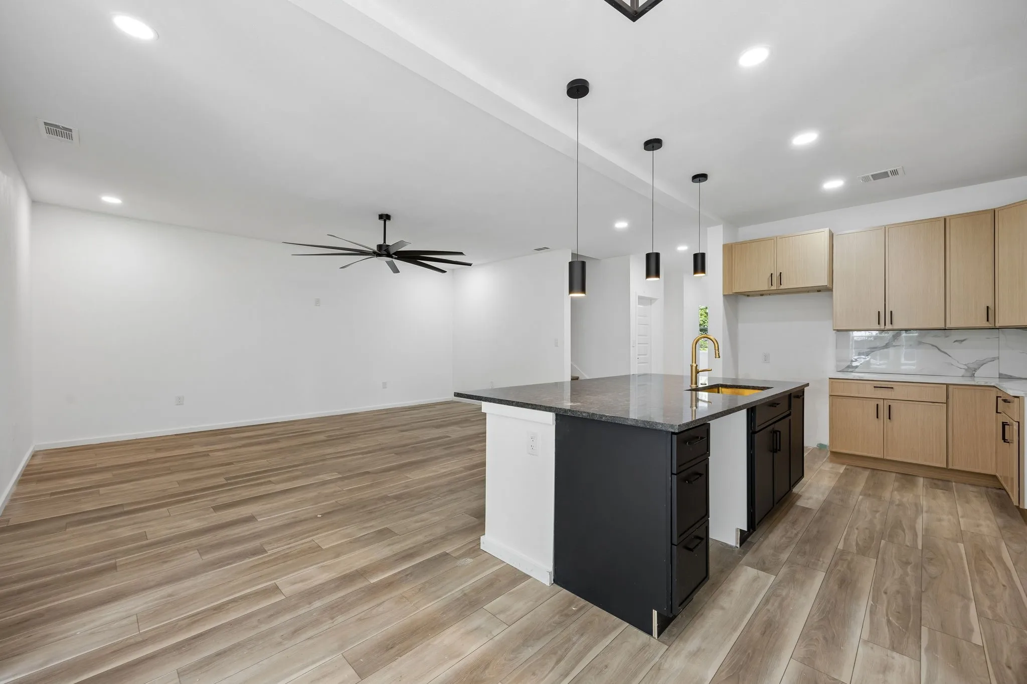 Single Family Residence For Sale in Dallas County , 1011 S Waverly Drive, Dallas, Texas 75208, 5 Bedroom, 4 Bathroom, Garage spaces, 3,506 Sqft, built in 2022, New Construction - Complete, mls#21256071, Real Estate Agent in Dallas, Homes For Sale in Dallas county, Homes For Sale in Dallas, Realtor in Dallas Texas, Real Estate Brokerage Independent Realty Texas, Luminita Cordes Realtor