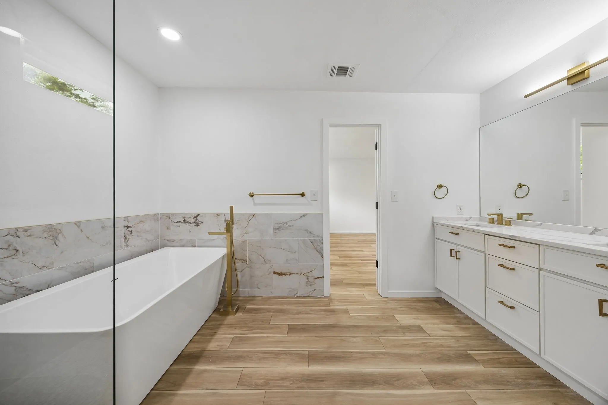 Single Family Residence For Sale in Dallas County , 1011 S Waverly Drive, Dallas, Texas 75208, 5 Bedroom, 4 Bathroom, Garage spaces, 3,506 Sqft, built in 2022, New Construction - Complete, mls#21256071, Real Estate Agent in Dallas, Homes For Sale in Dallas county, Homes For Sale in Dallas, Realtor in Dallas Texas, Real Estate Brokerage Independent Realty Texas, Luminita Cordes Realtor