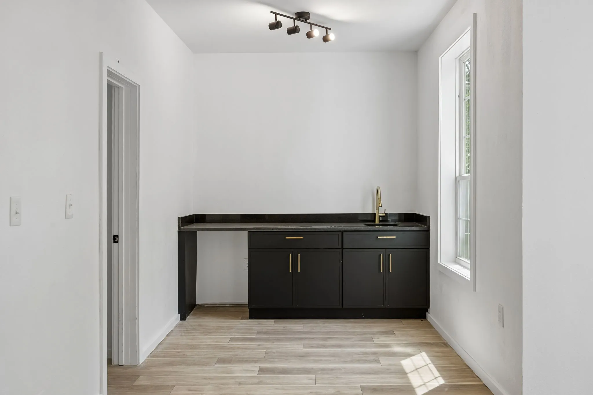 Single Family Residence For Sale in Dallas County , 1011 S Waverly Drive, Dallas, Texas 75208, 5 Bedroom, 4 Bathroom, Garage spaces, 3,506 Sqft, built in 2022, New Construction - Complete, mls#21256071, Real Estate Agent in Dallas, Homes For Sale in Dallas county, Homes For Sale in Dallas, Realtor in Dallas Texas, Real Estate Brokerage Independent Realty Texas, Luminita Cordes Realtor