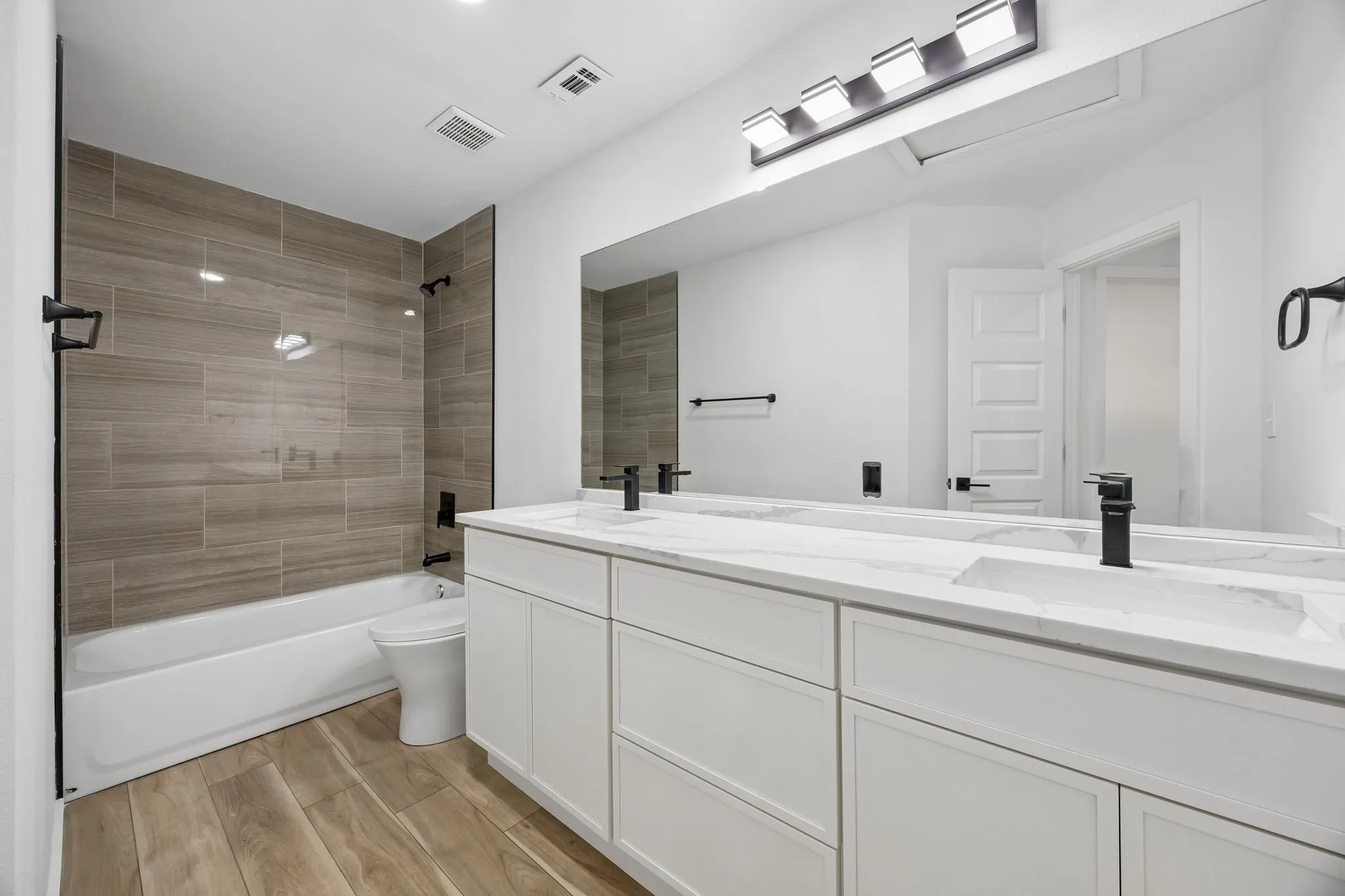 Single Family Residence For Sale in Dallas County , 1011 S Waverly Drive, Dallas, Texas 75208, 5 Bedroom, 4 Bathroom, Garage spaces, 3,506 Sqft, built in 2022, New Construction - Complete, mls#21256071, Real Estate Agent in Dallas, Homes For Sale in Dallas county, Homes For Sale in Dallas, Realtor in Dallas Texas, Real Estate Brokerage Independent Realty Texas, Luminita Cordes Realtor