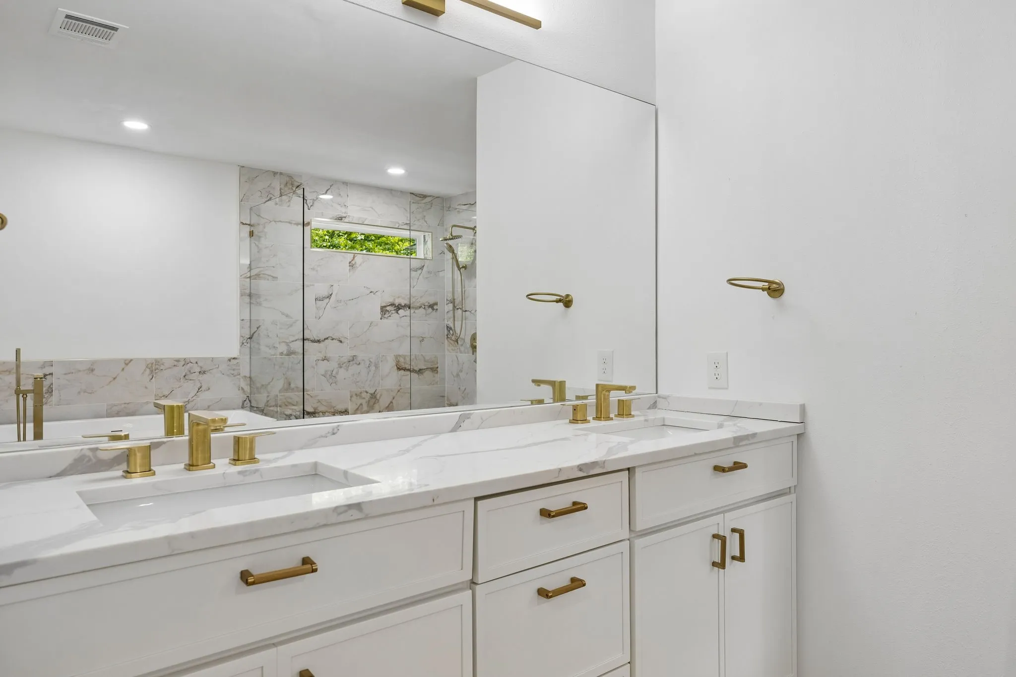 Single Family Residence For Sale in Dallas County , 1011 S Waverly Drive, Dallas, Texas 75208, 5 Bedroom, 4 Bathroom, Garage spaces, 3,506 Sqft, built in 2022, New Construction - Complete, mls#21256071, Real Estate Agent in Dallas, Homes For Sale in Dallas county, Homes For Sale in Dallas, Realtor in Dallas Texas, Real Estate Brokerage Independent Realty Texas, Luminita Cordes Realtor