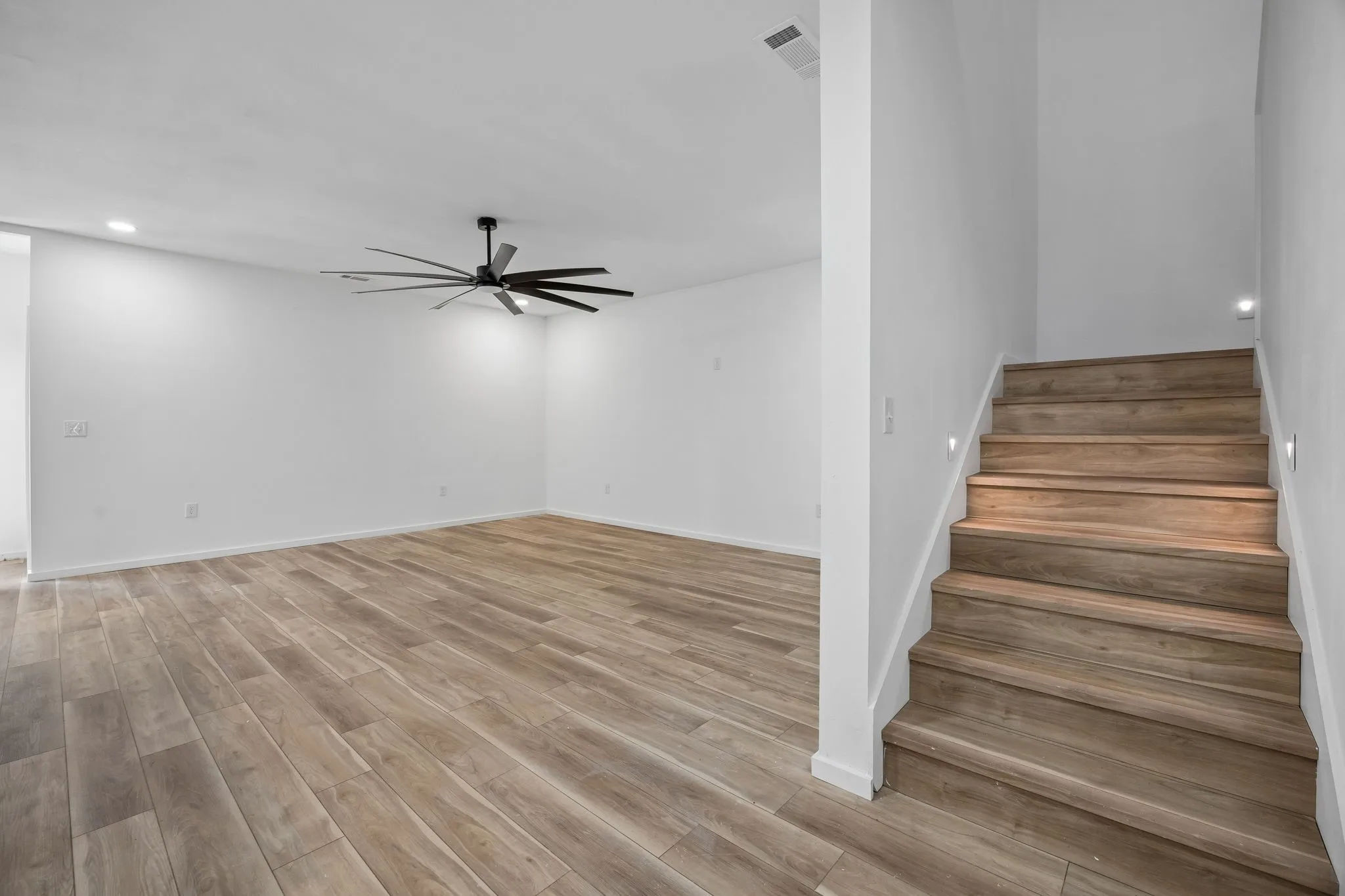 Single Family Residence For Sale in Dallas County , 1011 S Waverly Drive, Dallas, Texas 75208, 5 Bedroom, 4 Bathroom, Garage spaces, 3,506 Sqft, built in 2022, New Construction - Complete, mls#21256071, Real Estate Agent in Dallas, Homes For Sale in Dallas county, Homes For Sale in Dallas, Realtor in Dallas Texas, Real Estate Brokerage Independent Realty Texas, Luminita Cordes Realtor