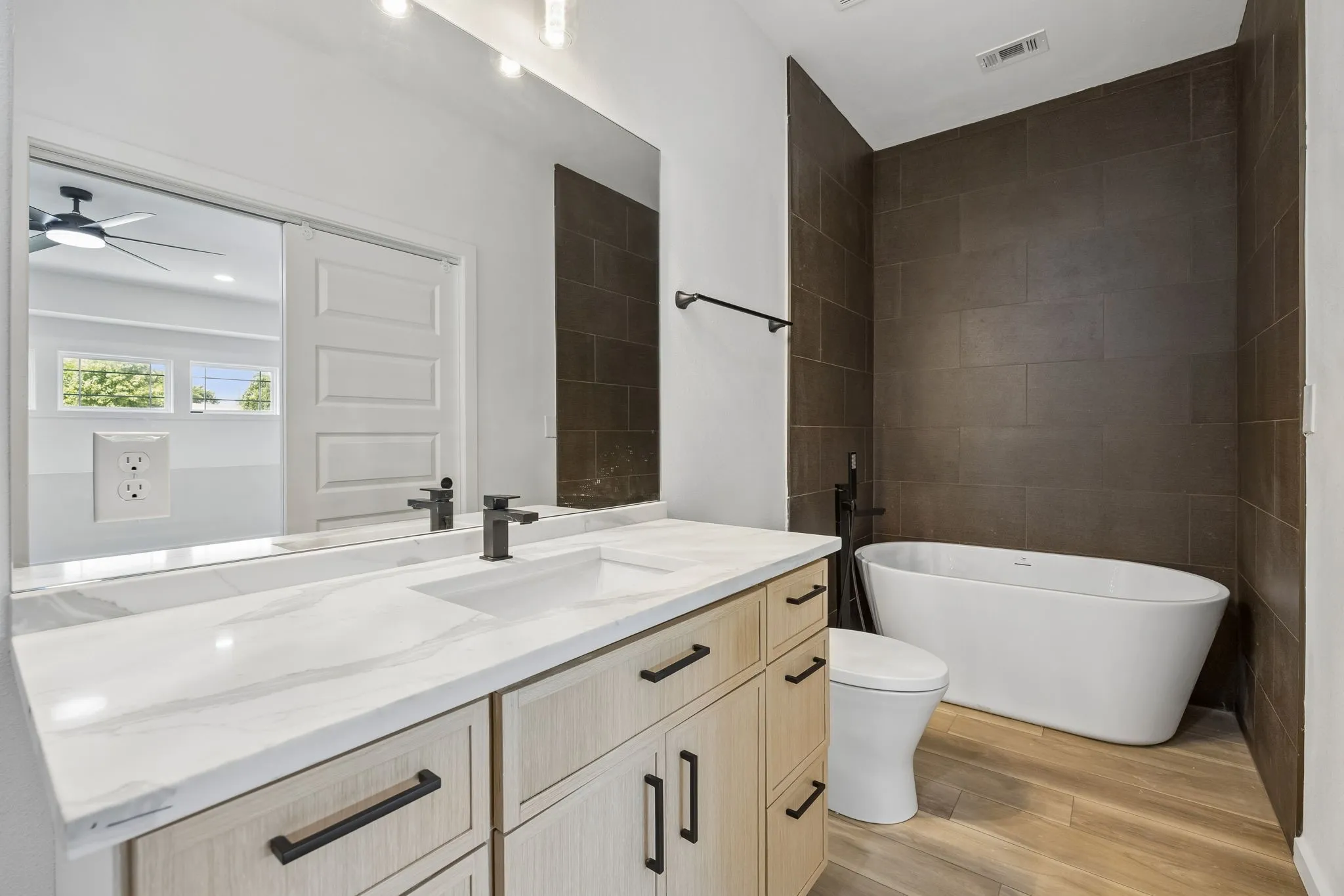 Single Family Residence For Sale in Dallas County , 1011 S Waverly Drive, Dallas, Texas 75208, 5 Bedroom, 4 Bathroom, Garage spaces, 3,506 Sqft, built in 2022, New Construction - Complete, mls#21256071, Real Estate Agent in Dallas, Homes For Sale in Dallas county, Homes For Sale in Dallas, Realtor in Dallas Texas, Real Estate Brokerage Independent Realty Texas, Luminita Cordes Realtor