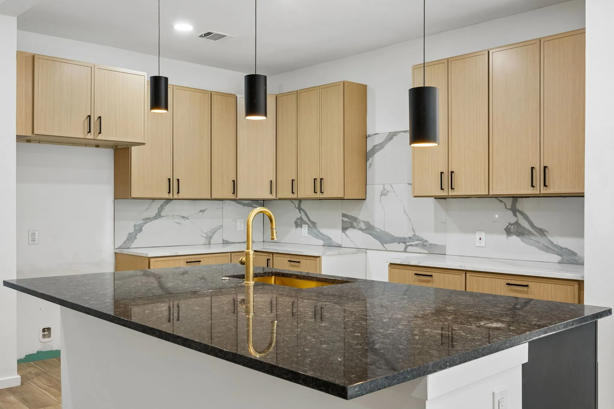 Single Family Residence For Sale in Dallas County , 1011 S Waverly Drive, Dallas, Texas 75208, 5 Bedroom, 4 Bathroom, Garage spaces, 3,506 Sqft, built in 2022, New Construction - Complete, mls#21256071, Real Estate Agent in Dallas, Homes For Sale in Dallas county, Homes For Sale in Dallas, Realtor in Dallas Texas, Real Estate Brokerage Independent Realty Texas, Luminita Cordes Realtor