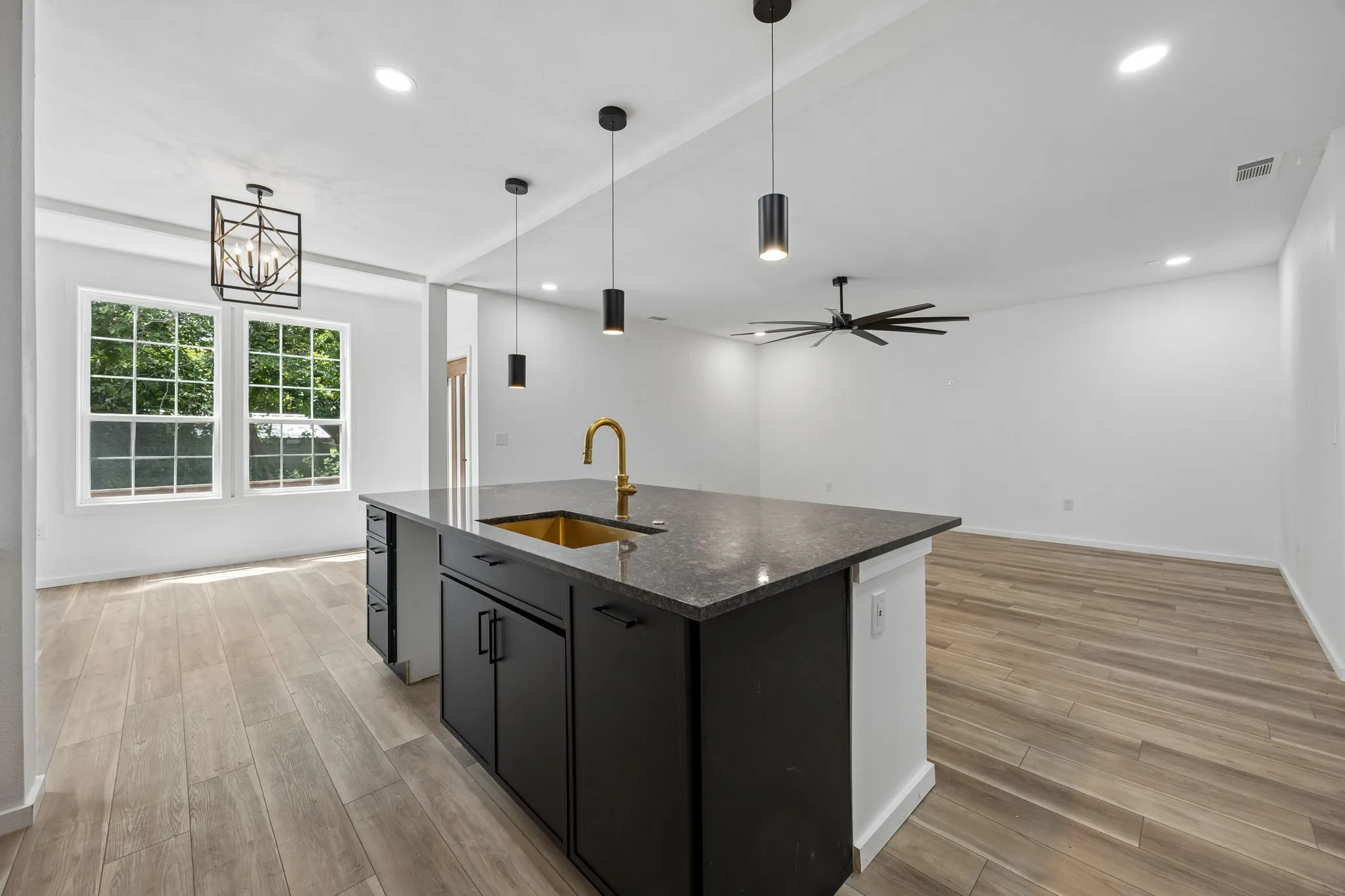 Single Family Residence For Sale in Dallas County , 1011 S Waverly Drive, Dallas, Texas 75208, 5 Bedroom, 4 Bathroom, Garage spaces, 3,506 Sqft, built in 2022, New Construction - Complete, mls#21256071, Real Estate Agent in Dallas, Homes For Sale in Dallas county, Homes For Sale in Dallas, Realtor in Dallas Texas, Real Estate Brokerage Independent Realty Texas, Luminita Cordes Realtor