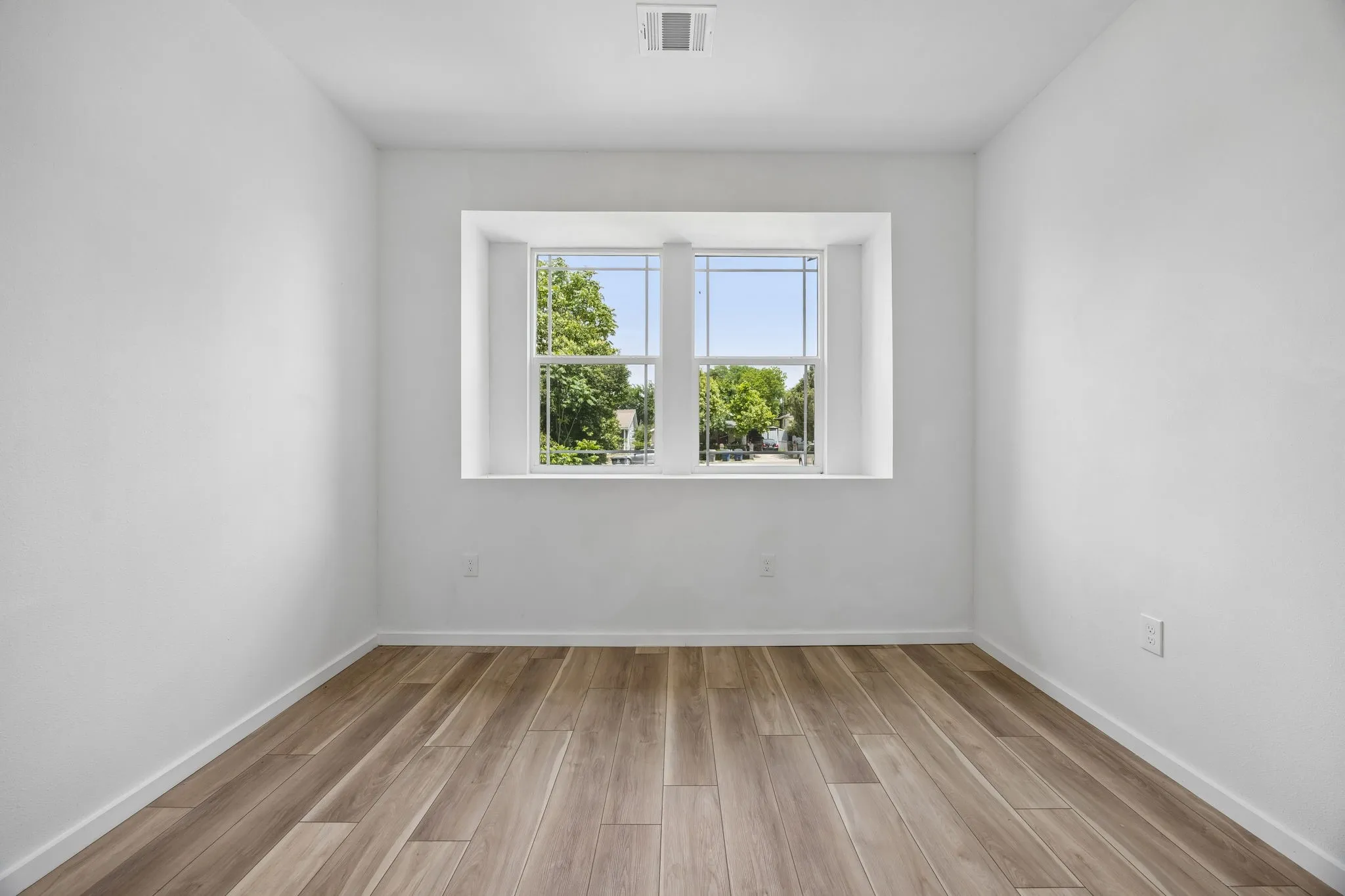 Single Family Residence For Sale in Dallas County , 1011 S Waverly Drive, Dallas, Texas 75208, 5 Bedroom, 4 Bathroom, Garage spaces, 3,506 Sqft, built in 2022, New Construction - Complete, mls#21256071, Real Estate Agent in Dallas, Homes For Sale in Dallas county, Homes For Sale in Dallas, Realtor in Dallas Texas, Real Estate Brokerage Independent Realty Texas, Luminita Cordes Realtor