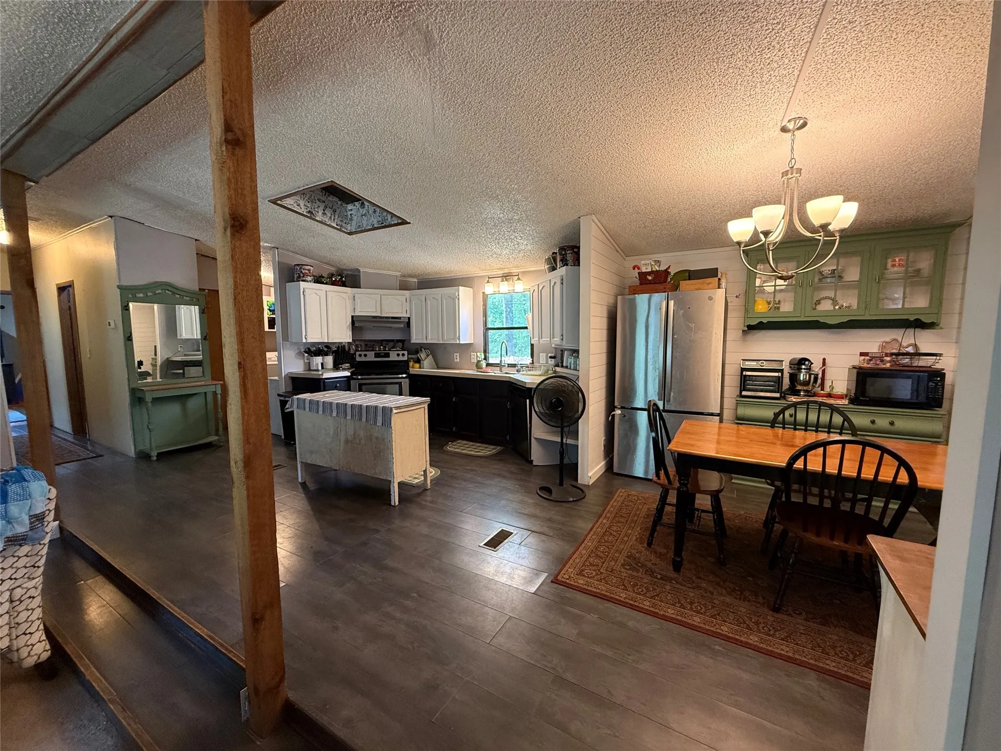 Manufactured Home For Sale in Henderson County , 148 Indian Gap Drive, Mabank, Texas 75156, 3 Bedroom, 2 Bathroom, 2 Garage spaces, 1,540 Sqft, built in 1987, Preowned, mls#21261451, Real Estate Agent in Mabank, Homes For Sale in Henderson county, Homes For Sale in Mabank, Realtor in Mabank Texas, Real Estate Brokerage Independent Realty Texas, Luminita Cordes Realtor