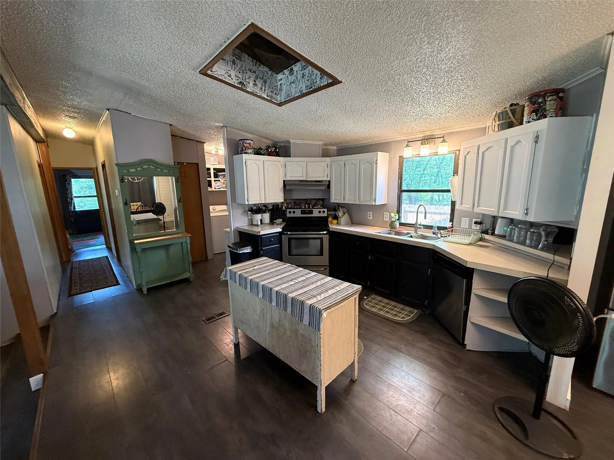 Manufactured Home For Sale in Henderson County , 148 Indian Gap Drive, Mabank, Texas 75156, 3 Bedroom, 2 Bathroom, 2 Garage spaces, 1,540 Sqft, built in 1987, Preowned, mls#21261451, Real Estate Agent in Mabank, Homes For Sale in Henderson county, Homes For Sale in Mabank, Realtor in Mabank Texas, Real Estate Brokerage Independent Realty Texas, Luminita Cordes Realtor