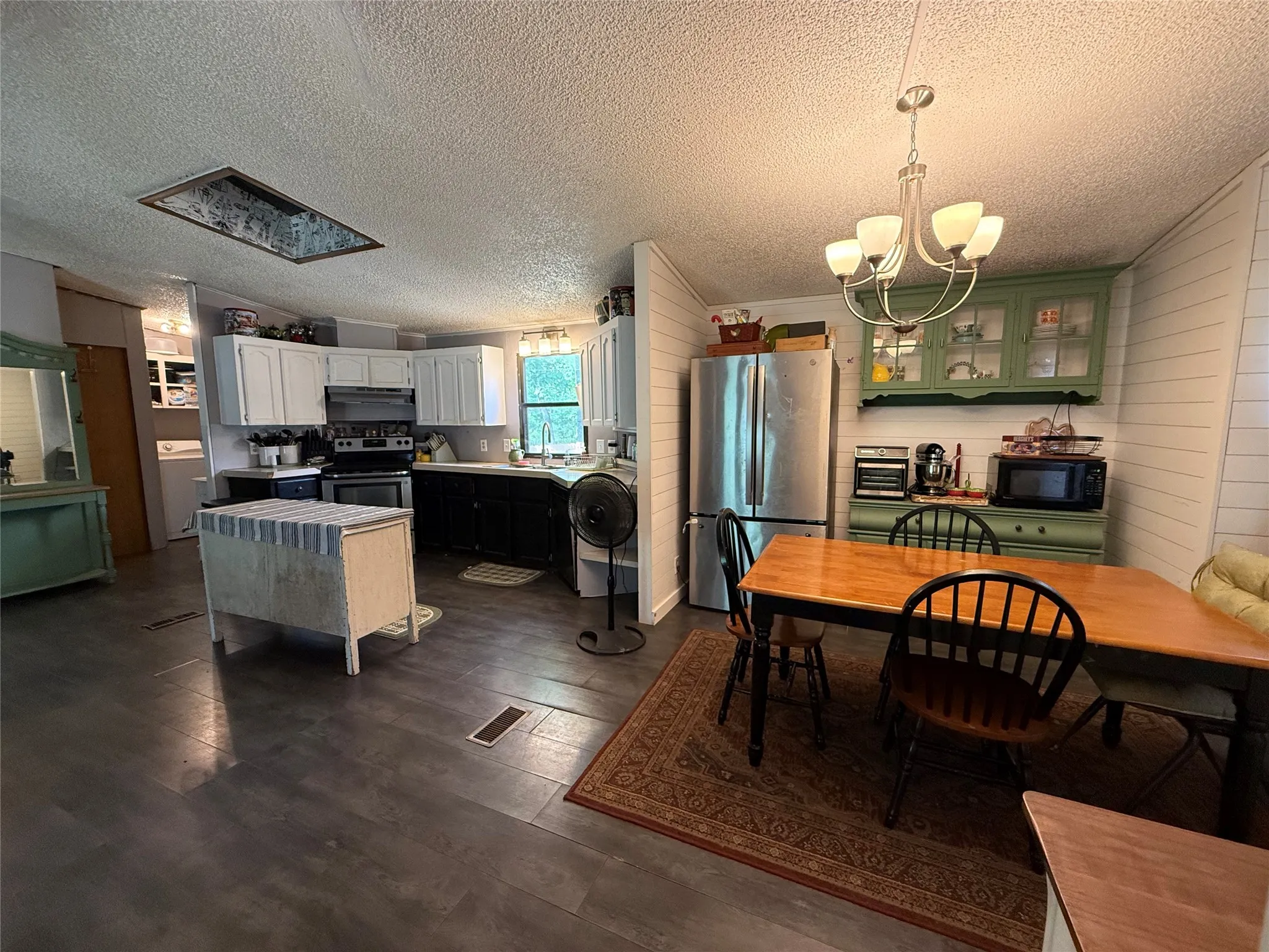 Manufactured Home For Sale in Henderson County , 148 Indian Gap Drive, Mabank, Texas 75156, 3 Bedroom, 2 Bathroom, 2 Garage spaces, 1,540 Sqft, built in 1987, Preowned, mls#21261451, Real Estate Agent in Mabank, Homes For Sale in Henderson county, Homes For Sale in Mabank, Realtor in Mabank Texas, Real Estate Brokerage Independent Realty Texas, Luminita Cordes Realtor