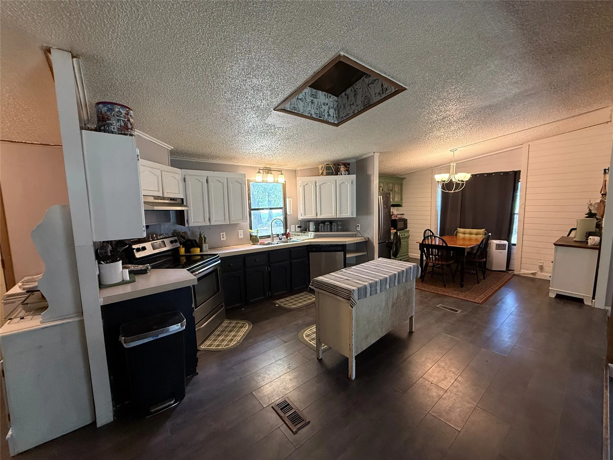 Manufactured Home For Sale in Henderson County , 148 Indian Gap Drive, Mabank, Texas 75156, 3 Bedroom, 2 Bathroom, 2 Garage spaces, 1,540 Sqft, built in 1987, Preowned, mls#21261451, Real Estate Agent in Mabank, Homes For Sale in Henderson county, Homes For Sale in Mabank, Realtor in Mabank Texas, Real Estate Brokerage Independent Realty Texas, Luminita Cordes Realtor