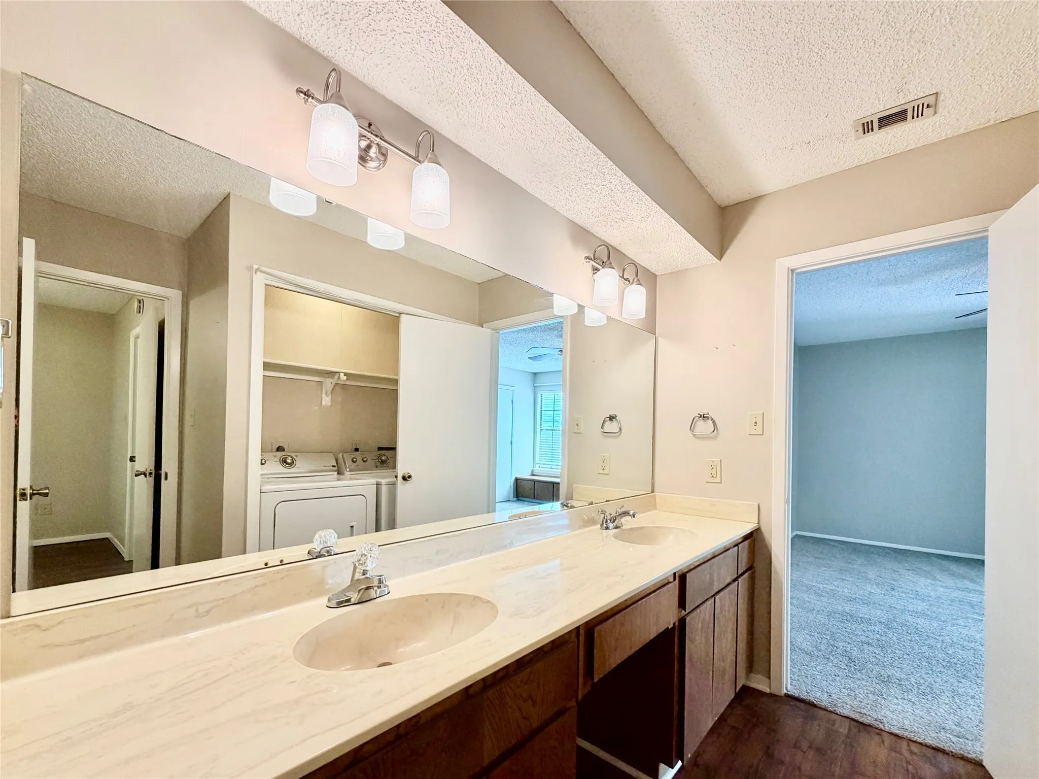 Townhouse For Rent in Denton County , 1247 Dallas Drive, Denton, Texas 76205, 2 Bedroom, 2 Bathroom, Garage spaces, 1,102 Sqft, built in 1983, mls#21261455, Real Estate Agent in Denton, Homes For Rent in Denton county, Homes For Rent in Denton, Realtor in Denton Texas, Real Estate Brokerage Independent Realty Texas, Luminita Cordes Realtor