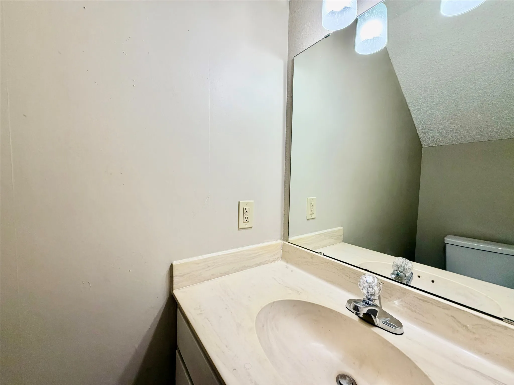 Townhouse For Rent in Denton County , 1247 Dallas Drive, Denton, Texas 76205, 2 Bedroom, 2 Bathroom, Garage spaces, 1,102 Sqft, built in 1983, mls#21261455, Real Estate Agent in Denton, Homes For Rent in Denton county, Homes For Rent in Denton, Realtor in Denton Texas, Real Estate Brokerage Independent Realty Texas, Luminita Cordes Realtor