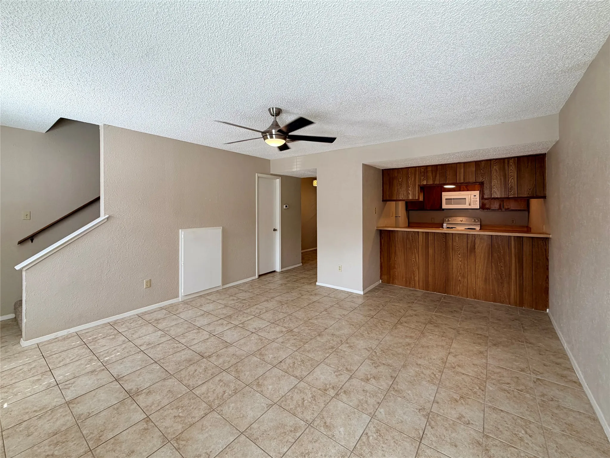 Townhouse For Rent in Denton County , 1247 Dallas Drive, Denton, Texas 76205, 2 Bedroom, 2 Bathroom, Garage spaces, 1,102 Sqft, built in 1983, mls#21261455, Real Estate Agent in Denton, Homes For Rent in Denton county, Homes For Rent in Denton, Realtor in Denton Texas, Real Estate Brokerage Independent Realty Texas, Luminita Cordes Realtor
