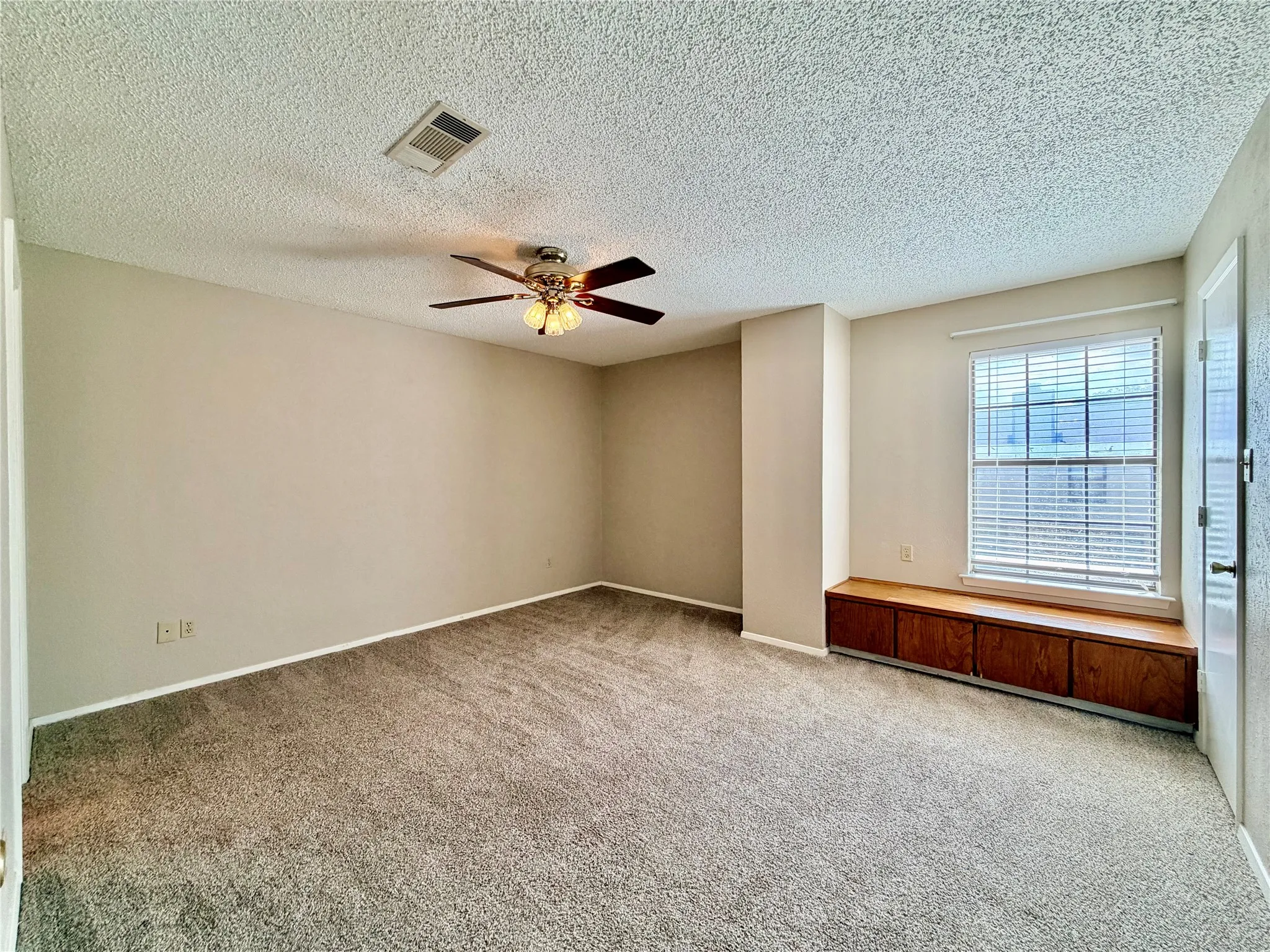 Townhouse For Rent in Denton County , 1247 Dallas Drive, Denton, Texas 76205, 2 Bedroom, 2 Bathroom, Garage spaces, 1,102 Sqft, built in 1983, mls#21261455, Real Estate Agent in Denton, Homes For Rent in Denton county, Homes For Rent in Denton, Realtor in Denton Texas, Real Estate Brokerage Independent Realty Texas, Luminita Cordes Realtor
