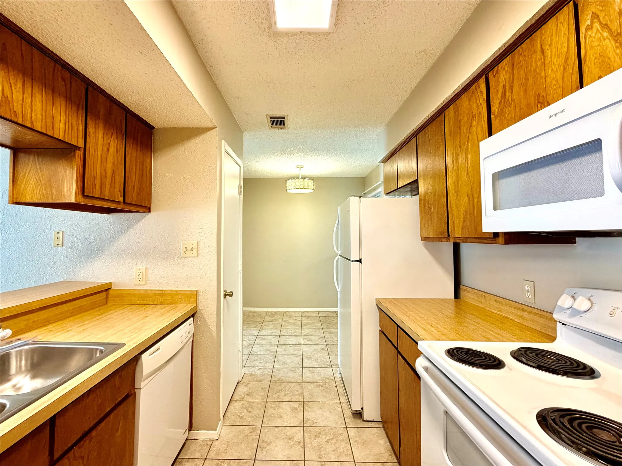 Townhouse For Rent in Denton County , 1247 Dallas Drive, Denton, Texas 76205, 2 Bedroom, 2 Bathroom, Garage spaces, 1,102 Sqft, built in 1983, mls#21261455, Real Estate Agent in Denton, Homes For Rent in Denton county, Homes For Rent in Denton, Realtor in Denton Texas, Real Estate Brokerage Independent Realty Texas, Luminita Cordes Realtor