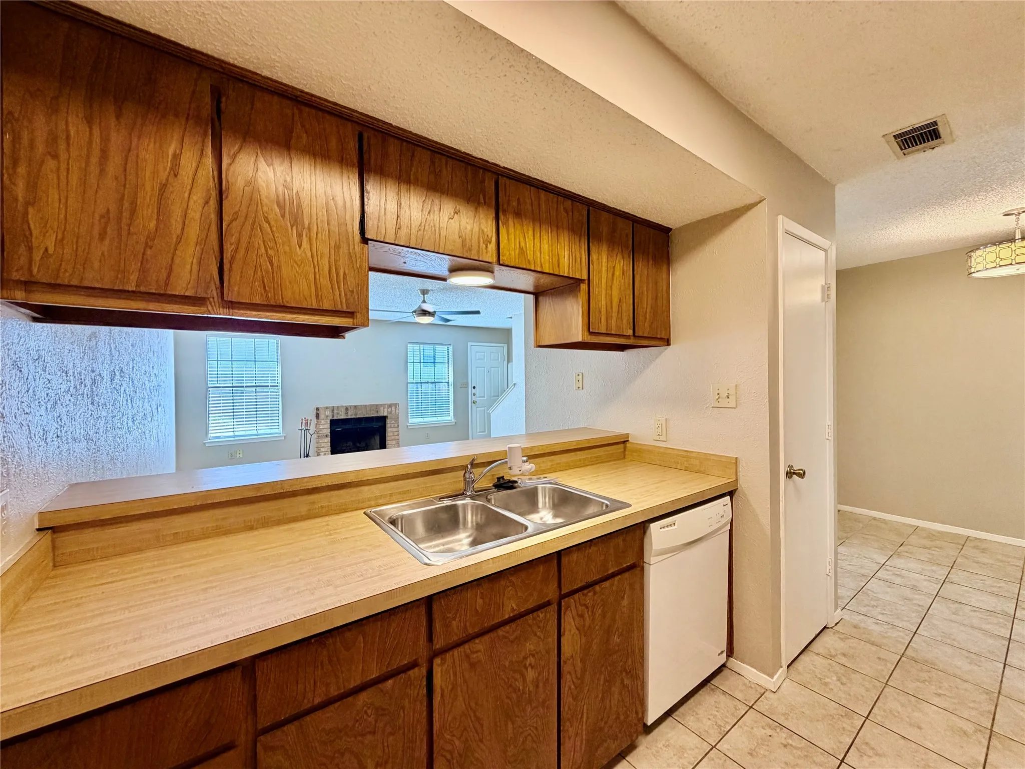 Townhouse For Rent in Denton County , 1247 Dallas Drive, Denton, Texas 76205, 2 Bedroom, 2 Bathroom, Garage spaces, 1,102 Sqft, built in 1983, mls#21261455, Real Estate Agent in Denton, Homes For Rent in Denton county, Homes For Rent in Denton, Realtor in Denton Texas, Real Estate Brokerage Independent Realty Texas, Luminita Cordes Realtor