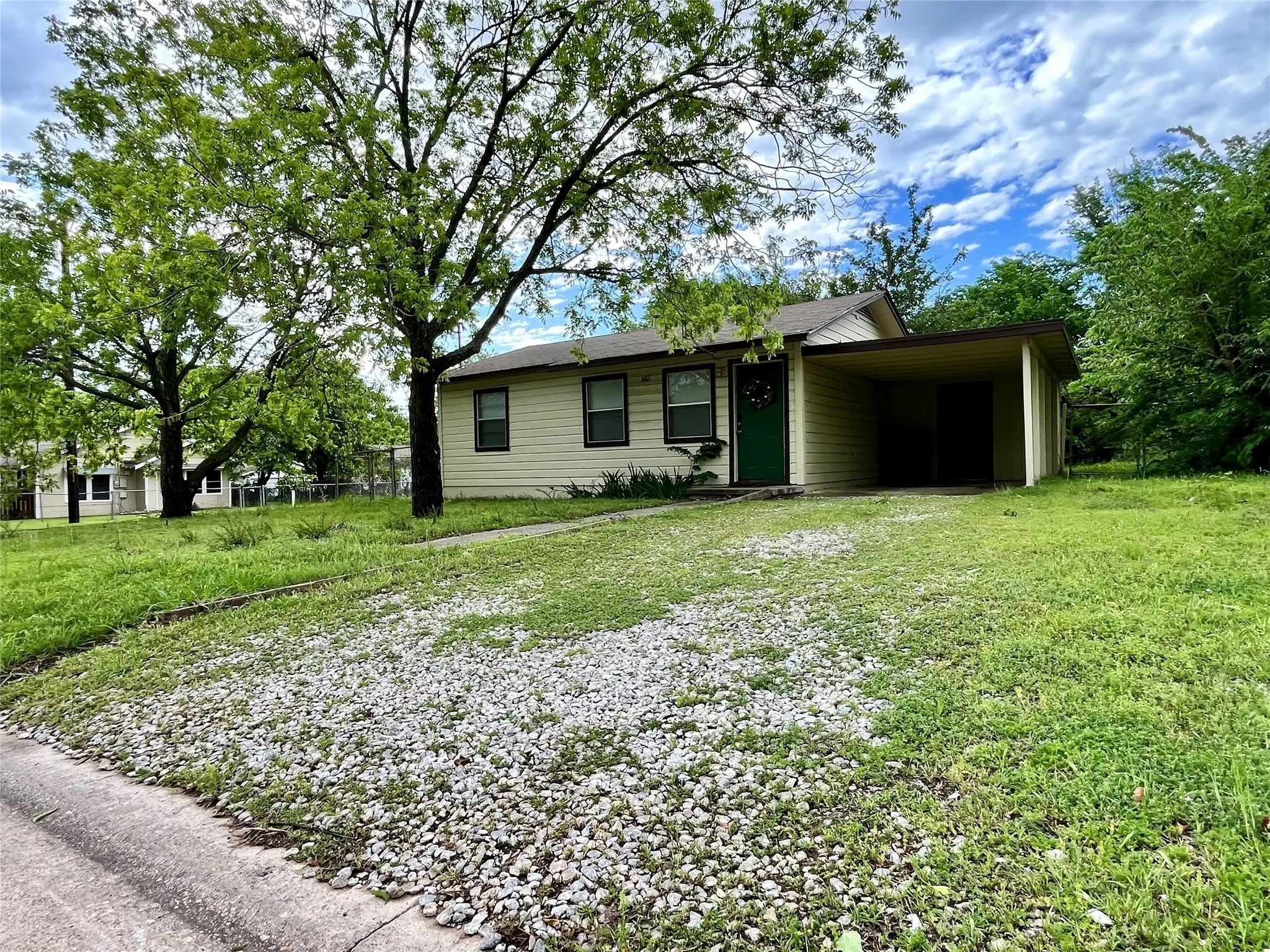 Single Family Residence For Rent in Denton County , 1612 Wayne Street, Denton, Texas 76209, 2 Bedroom, 1 Bathroom, Garage spaces, 864 Sqft, built in 1947, mls#21261473, Real Estate Agent in Denton, Homes For Rent in Denton county, Homes For Rent in Denton, Realtor in Denton Texas, Real Estate Brokerage Independent Realty Texas, Luminita Cordes Realtor