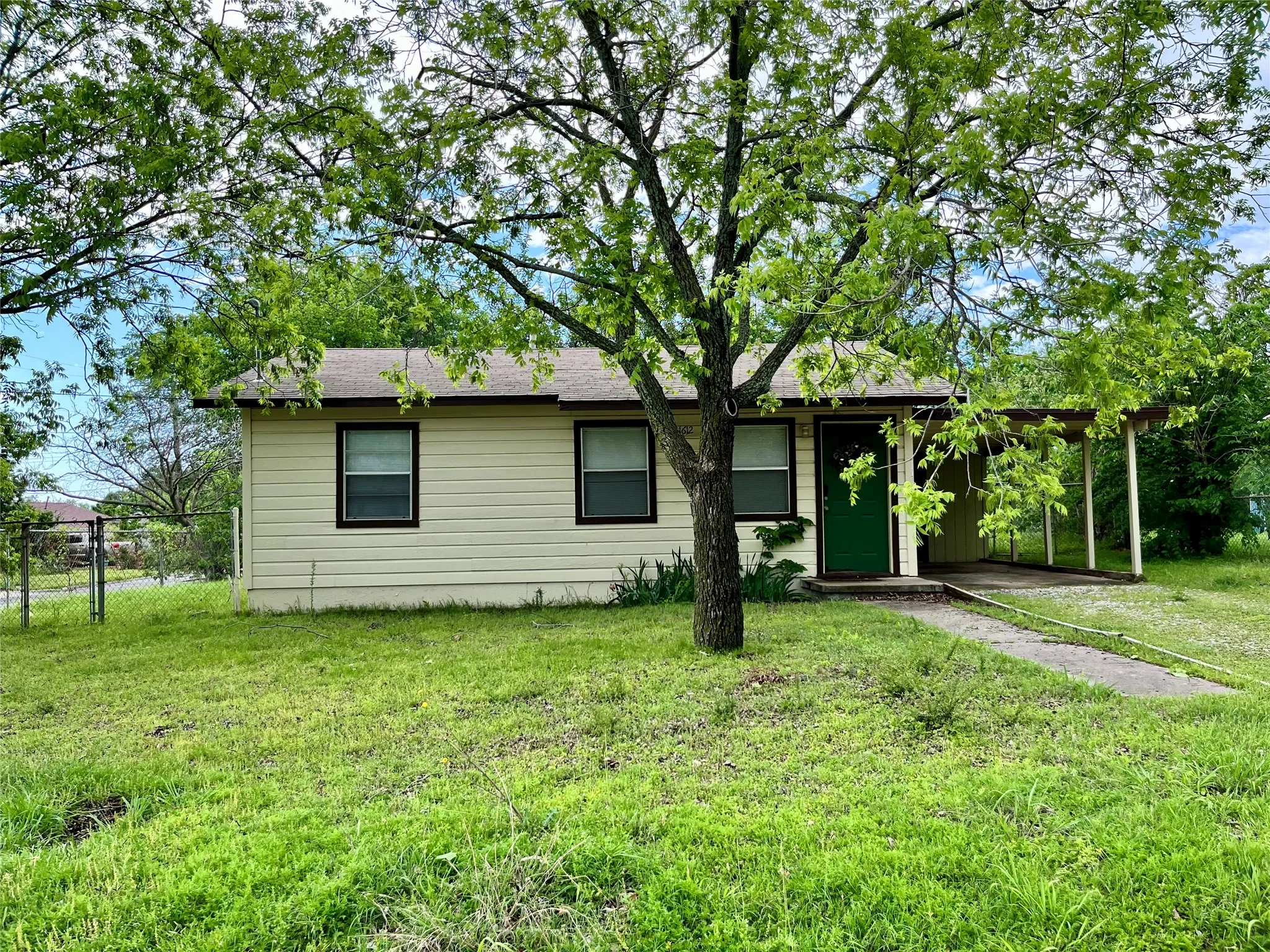 Single Family Residence For Rent in Denton County , 1612 Wayne Street, Denton, Texas 76209, 2 Bedroom, 1 Bathroom, Garage spaces, 864 Sqft, built in 1947, mls#21261473, Real Estate Agent in Denton, Homes For Rent in Denton county, Homes For Rent in Denton, Realtor in Denton Texas, Real Estate Brokerage Independent Realty Texas, Luminita Cordes Realtor