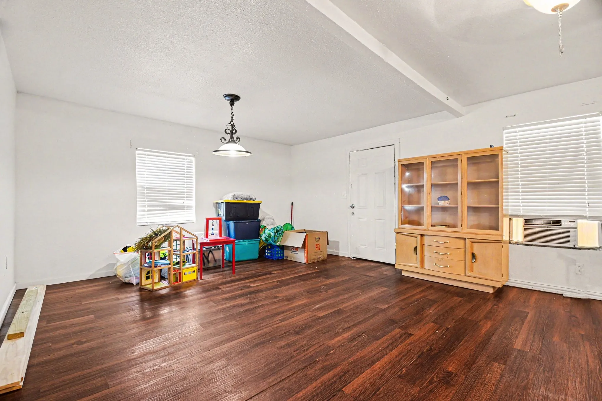 Single Family Residence For Sale in Dallas County , 1001 Hillburn Drive, Dallas, Texas 75217, 4 Bedrooms, 2 Bathrooms, Garage spaces, 1,893 Sqft, built in 1947, Price $225,000, mls#21261453, Real Estate Agent in Dallas, Homes For Sale in Dallas county, Homes For Sale in Dallas, Realtor in Dallas Texas, Real Estate Brokerage Independent Realty Texas, Luminita Cordes Realtor