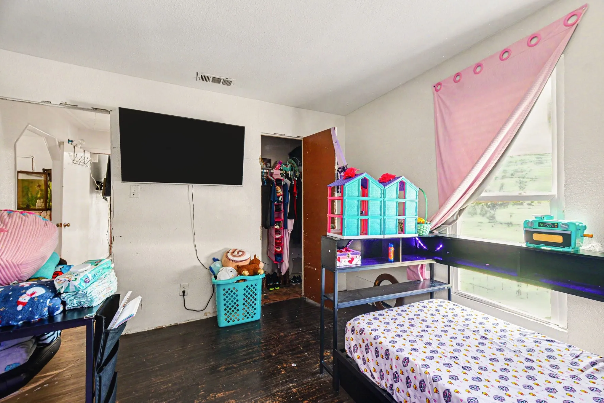 Single Family Residence For Sale in Dallas County , 1001 Hillburn Drive, Dallas, Texas 75217, 4 Bedrooms, 2 Bathrooms, Garage spaces, 1,893 Sqft, built in 1947, Price $225,000, mls#21261453, Real Estate Agent in Dallas, Homes For Sale in Dallas county, Homes For Sale in Dallas, Realtor in Dallas Texas, Real Estate Brokerage Independent Realty Texas, Luminita Cordes Realtor