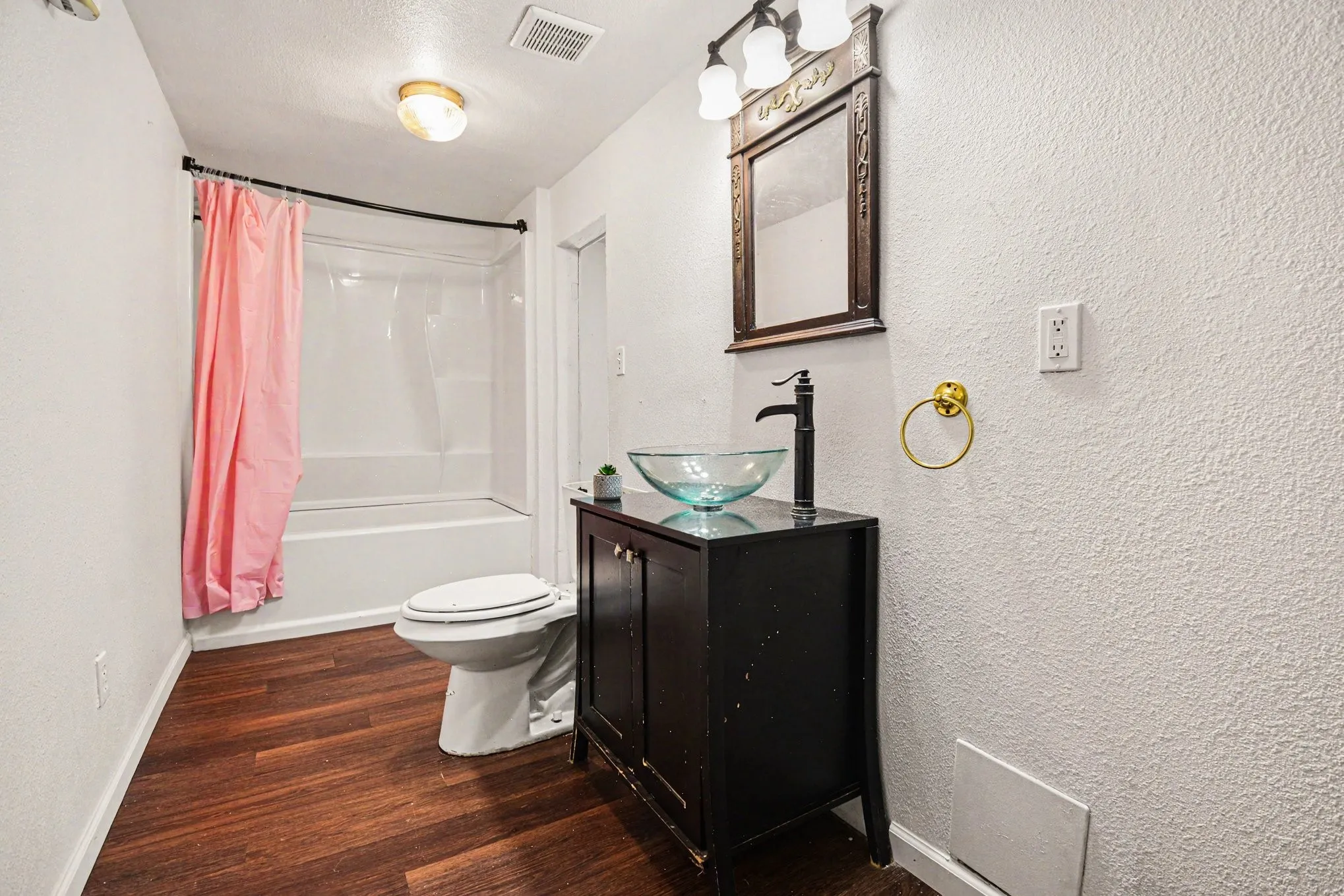 Single Family Residence For Sale in Dallas County , 1001 Hillburn Drive, Dallas, Texas 75217, 4 Bedrooms, 2 Bathrooms, Garage spaces, 1,893 Sqft, built in 1947, Price $225,000, mls#21261453, Real Estate Agent in Dallas, Homes For Sale in Dallas county, Homes For Sale in Dallas, Realtor in Dallas Texas, Real Estate Brokerage Independent Realty Texas, Luminita Cordes Realtor