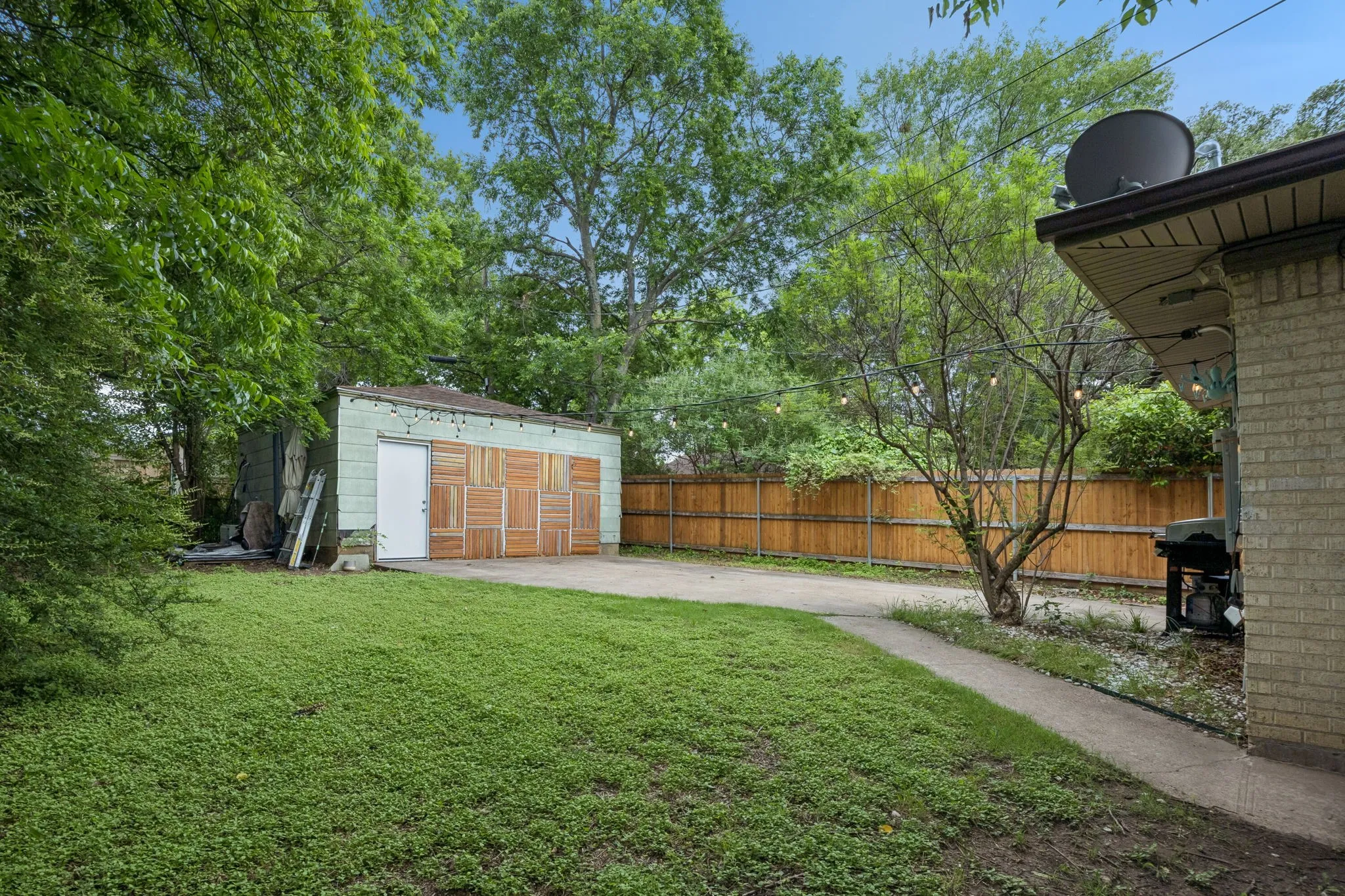 Single Family Residence For Sale in Dallas County , 2006 Elmwood Boulevard, Dallas, Texas 75224, 3 Bedrooms, 2 Bathrooms, Garage spaces, 1,444 Sqft, built in 1953, Price $375,000, mls#21253253, Real Estate Agent in Dallas, Homes For Sale in Dallas county, Homes For Sale in Dallas, Realtor in Dallas Texas, Real Estate Brokerage Independent Realty Texas, Luminita Cordes Realtor