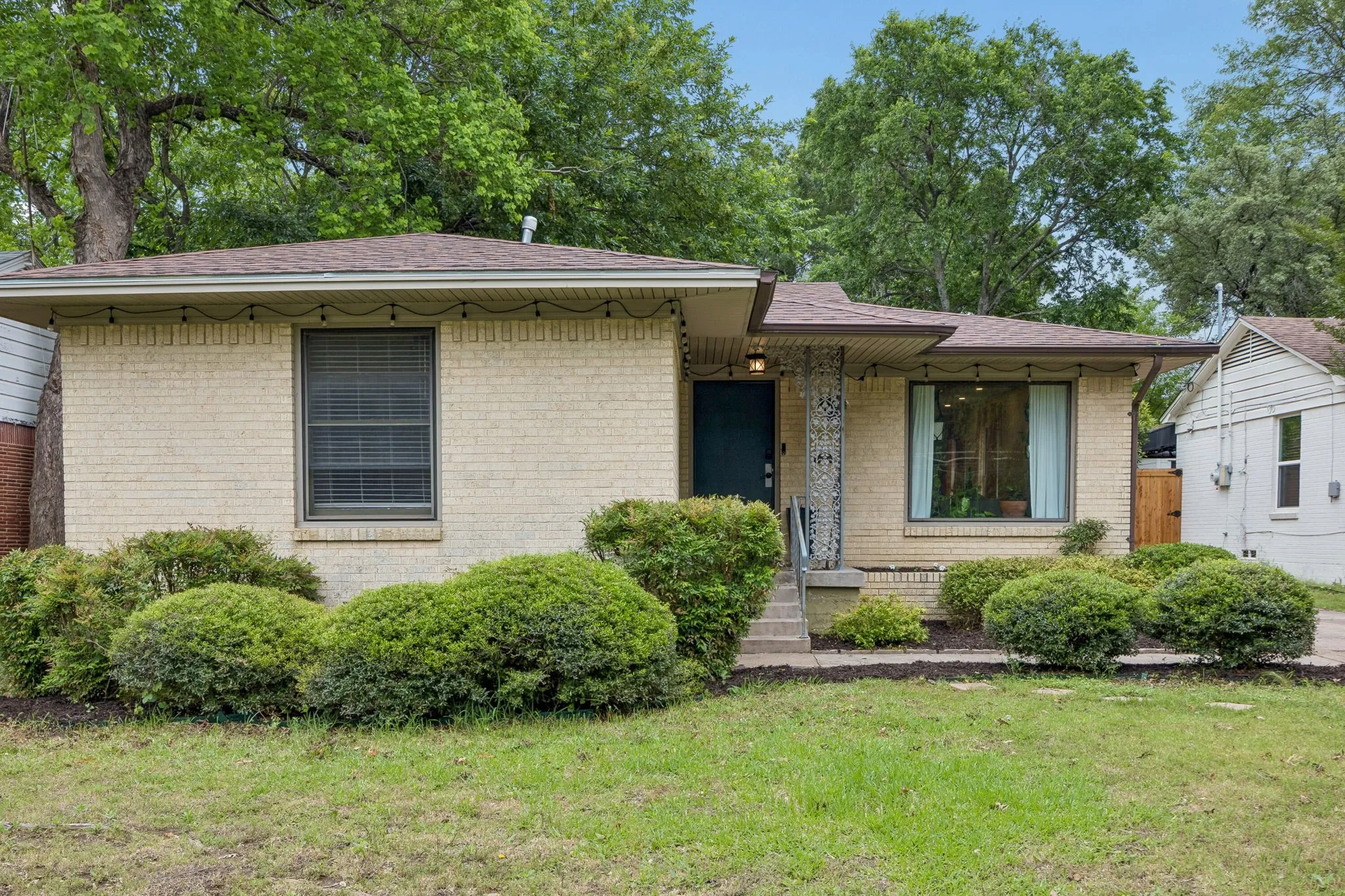 Single Family Residence For Sale in Dallas County , 2006 Elmwood Boulevard, Dallas, Texas 75224, 3 Bedrooms, 2 Bathrooms, Garage spaces, 1,444 Sqft, built in 1953, Price $375,000, mls#21253253, Real Estate Agent in Dallas, Homes For Sale in Dallas county, Homes For Sale in Dallas, Realtor in Dallas Texas, Real Estate Brokerage Independent Realty Texas, Luminita Cordes Realtor