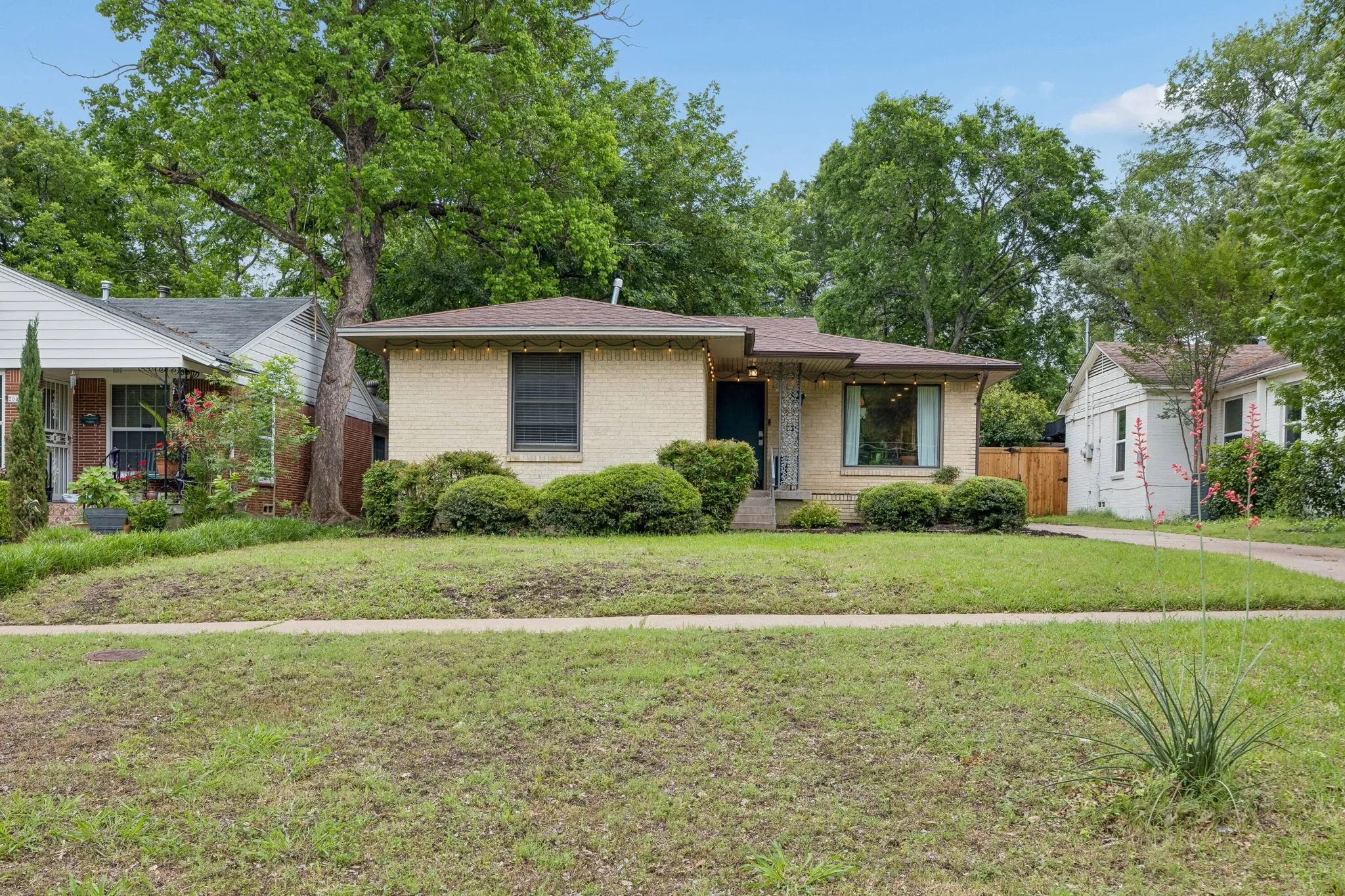 Single Family Residence For Sale in Dallas County , 2006 Elmwood Boulevard, Dallas, Texas 75224, 3 Bedrooms, 2 Bathrooms, Garage spaces, 1,444 Sqft, built in 1953, Price $375,000, mls#21253253, Real Estate Agent in Dallas, Homes For Sale in Dallas county, Homes For Sale in Dallas, Realtor in Dallas Texas, Real Estate Brokerage Independent Realty Texas, Luminita Cordes Realtor