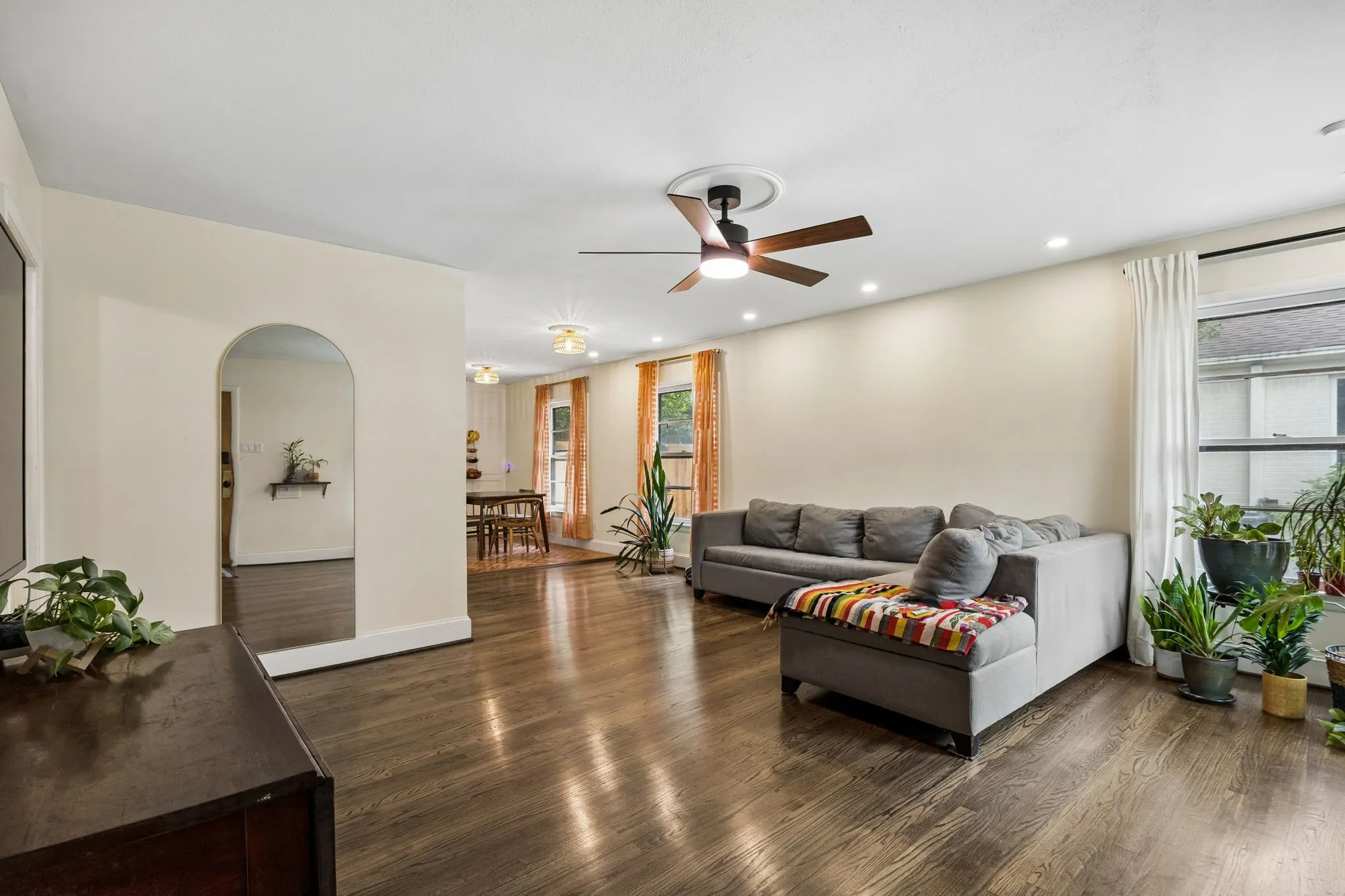 Single Family Residence For Sale in Dallas County , 2006 Elmwood Boulevard, Dallas, Texas 75224, 3 Bedrooms, 2 Bathrooms, Garage spaces, 1,444 Sqft, built in 1953, Price $375,000, mls#21253253, Real Estate Agent in Dallas, Homes For Sale in Dallas county, Homes For Sale in Dallas, Realtor in Dallas Texas, Real Estate Brokerage Independent Realty Texas, Luminita Cordes Realtor